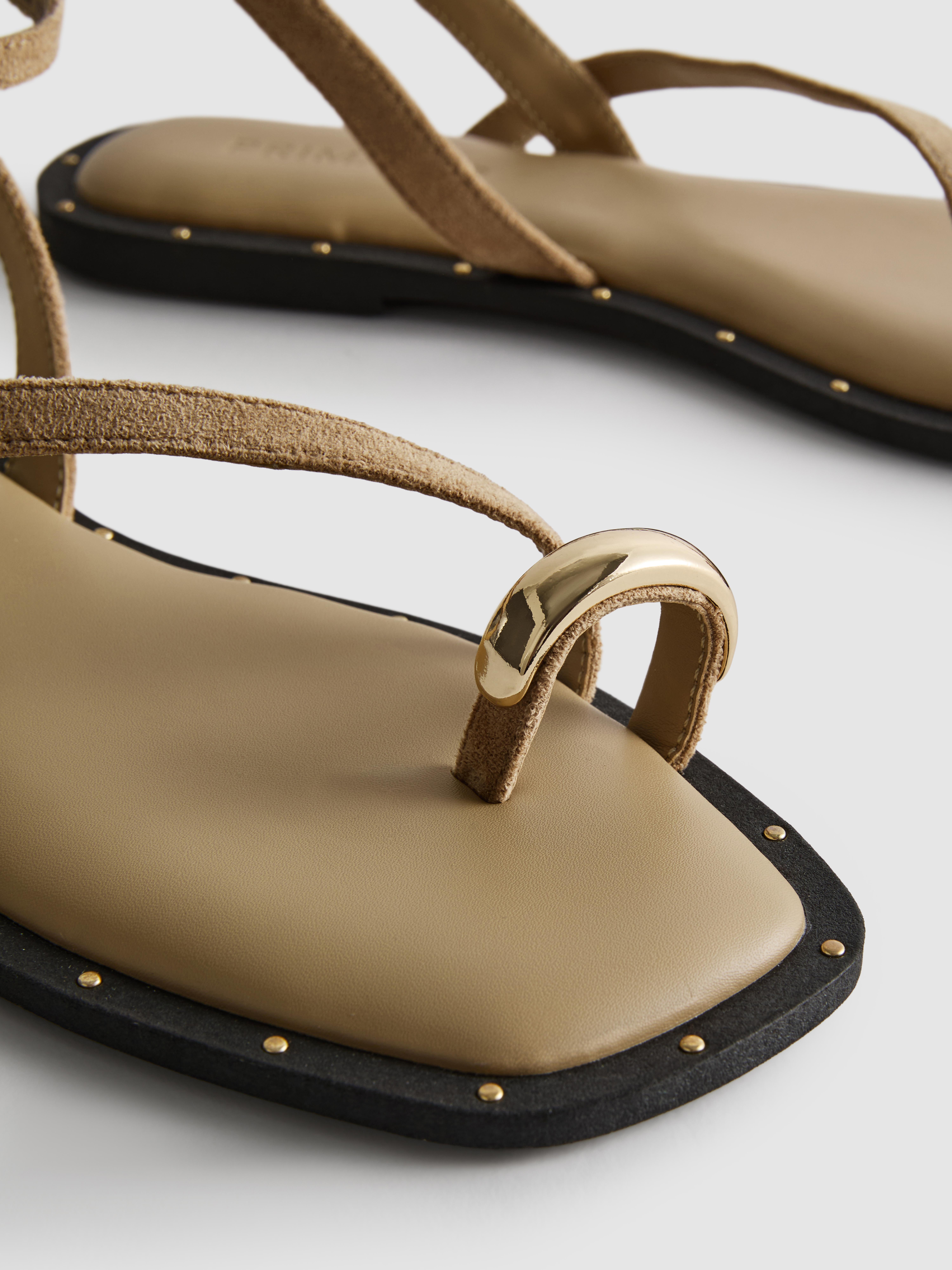 Sandali con anello alluce e borchie