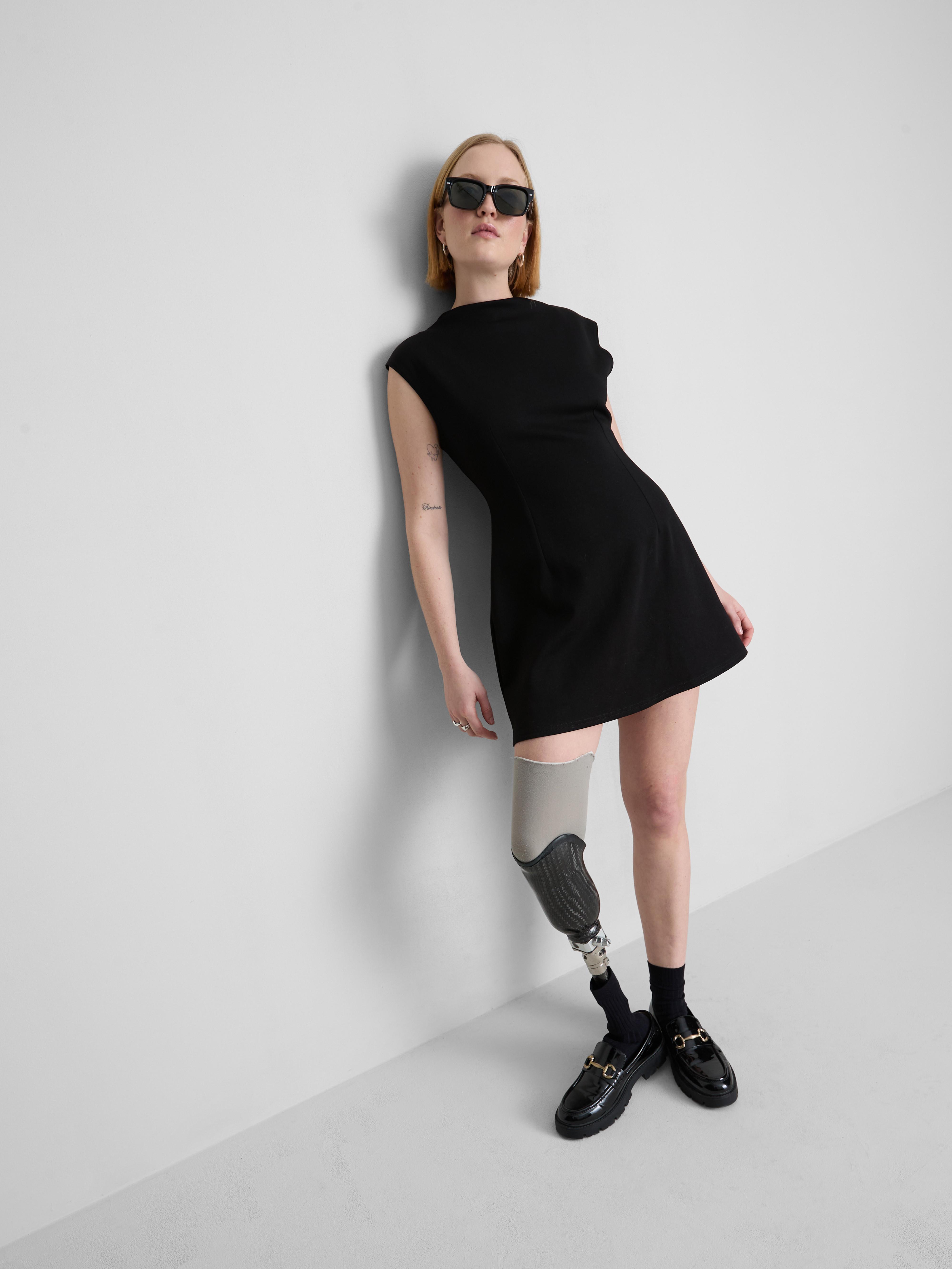 Vestido corto estructurado con mangas casquillo