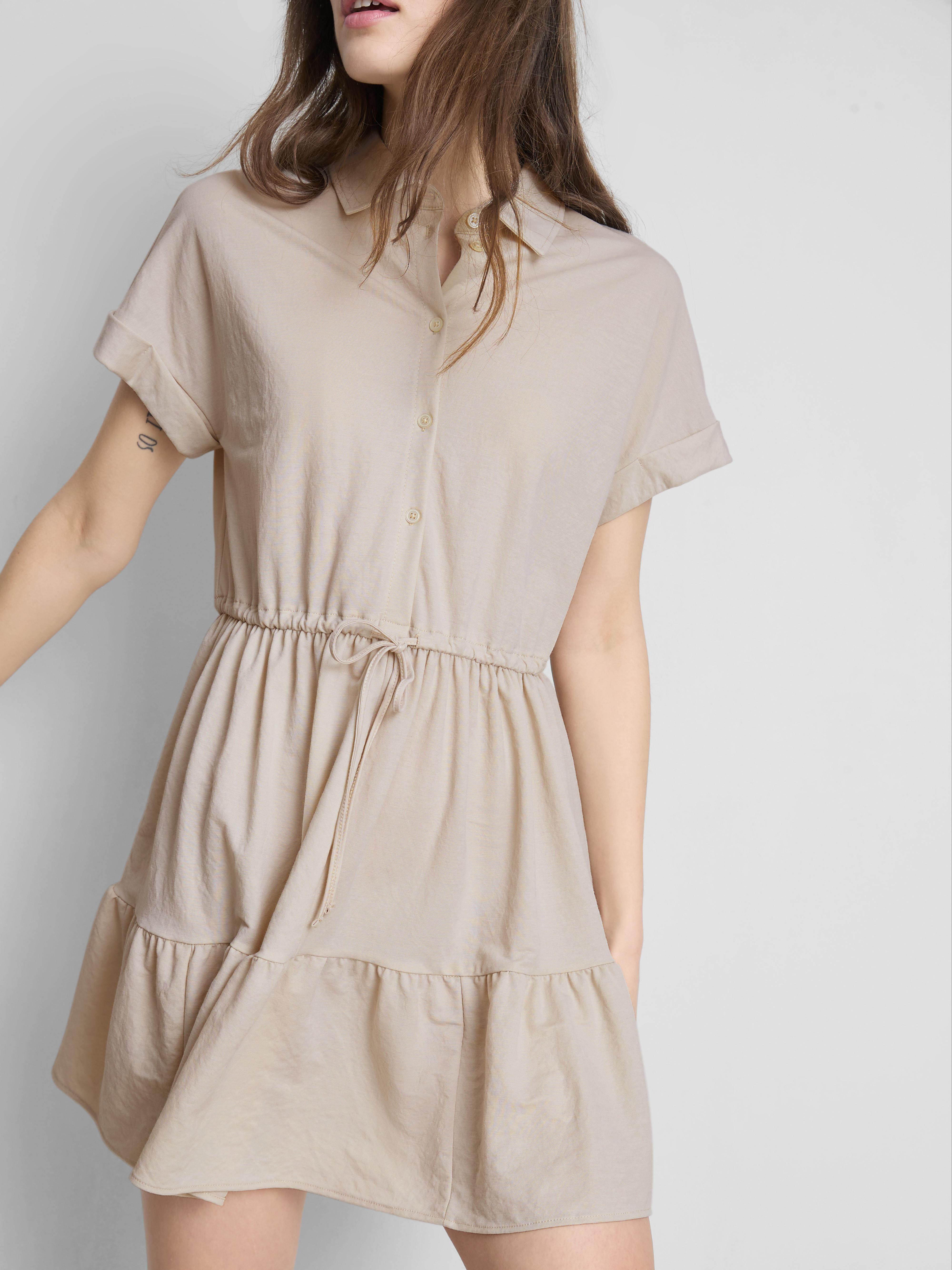 Kurzärmeliges, gestuftes Minikleid