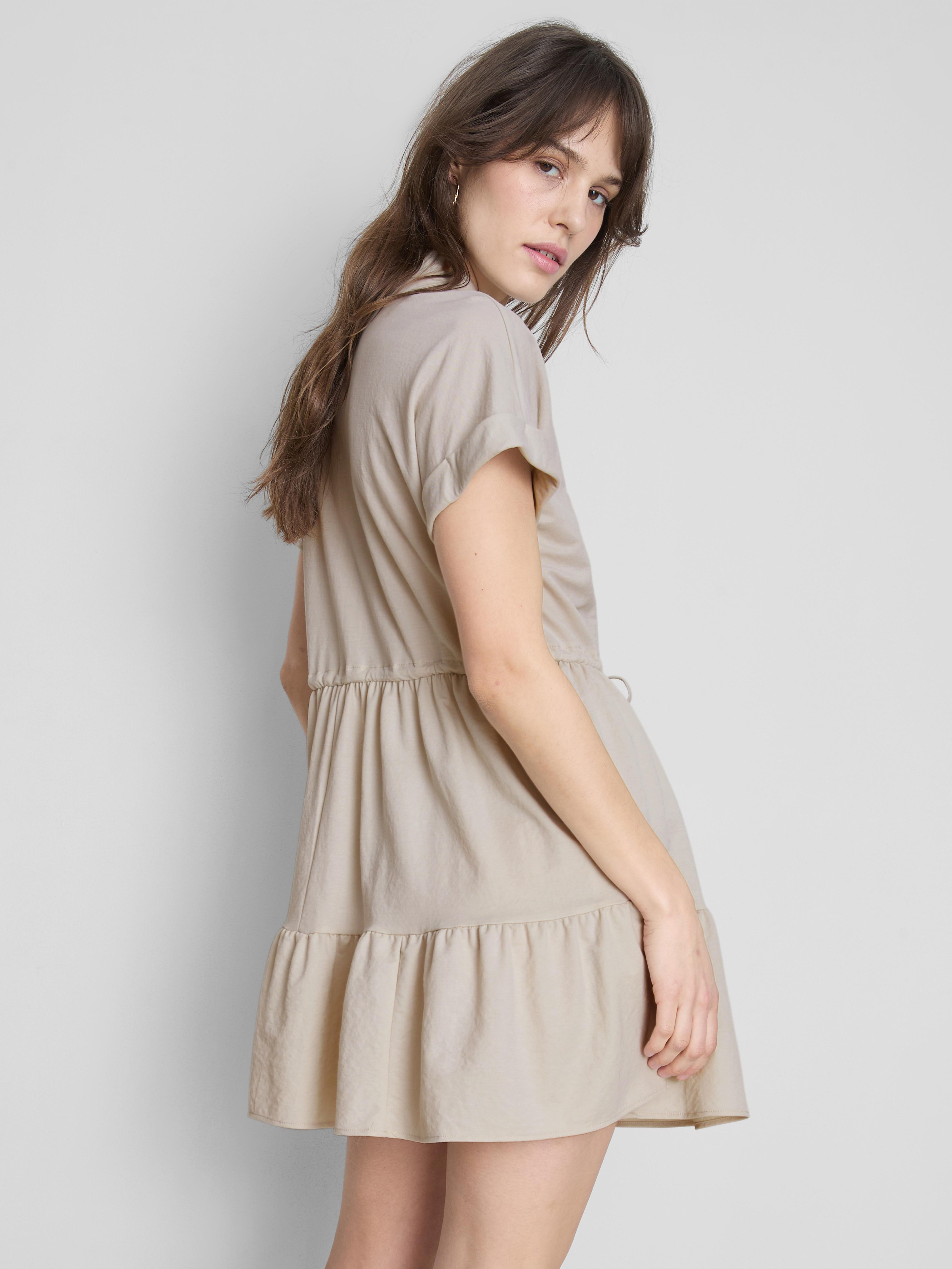 Kurzärmeliges, gestuftes Minikleid