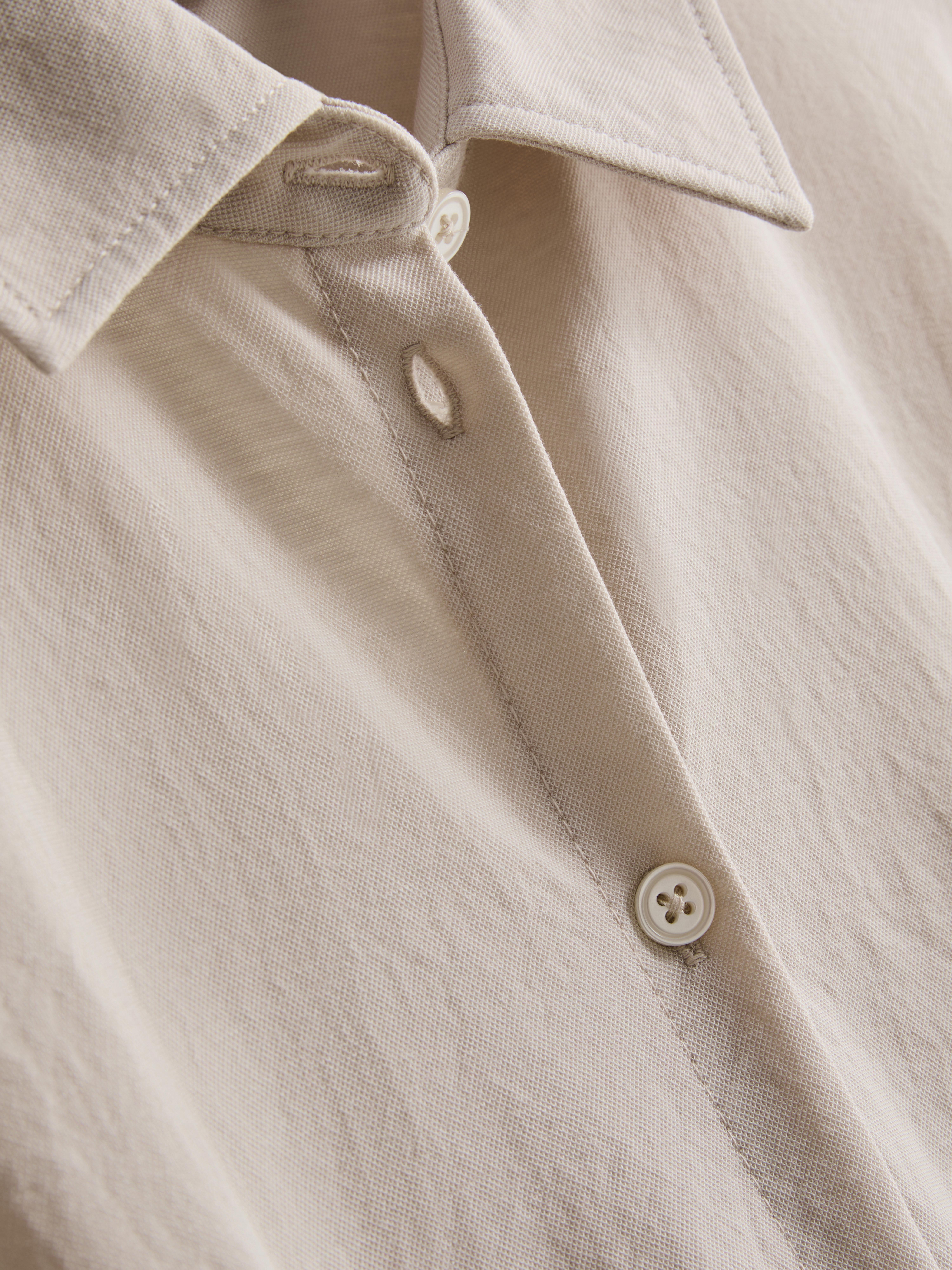 Kurzärmeliges, gestuftes Minikleid