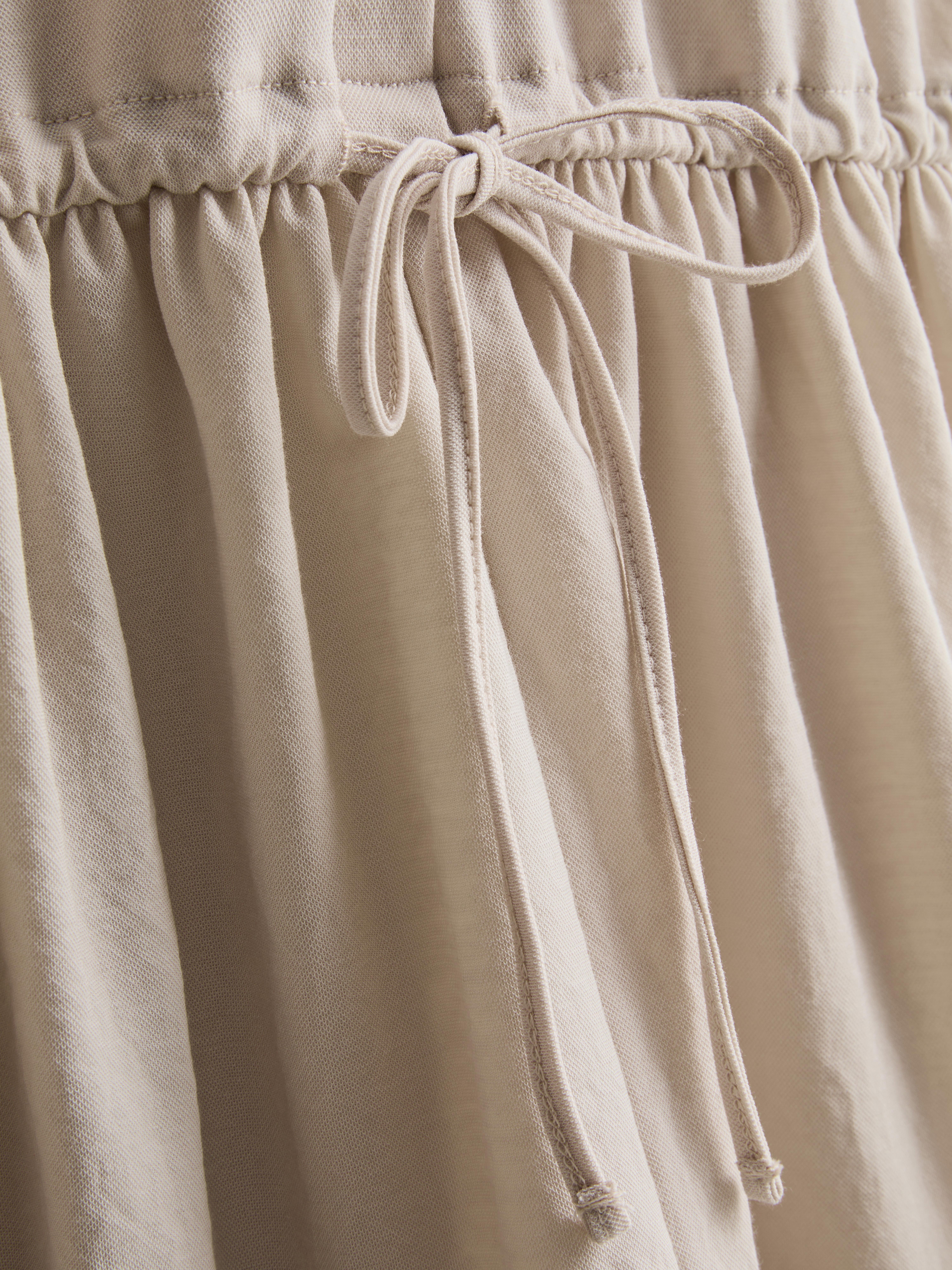 Kurzärmeliges, gestuftes Minikleid