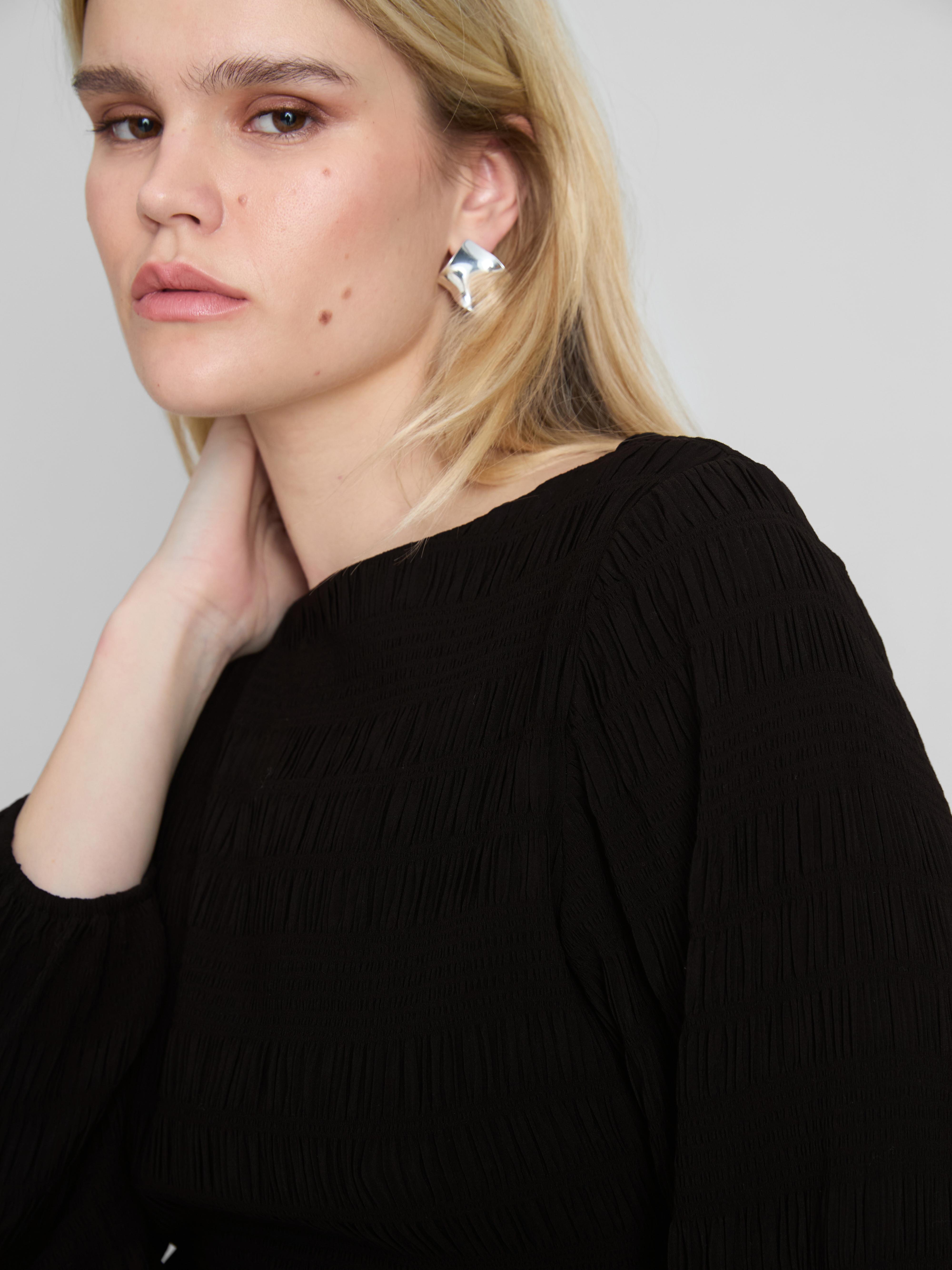 Gesmoktes Langarmtop mit U-Boot-Ausschnitt