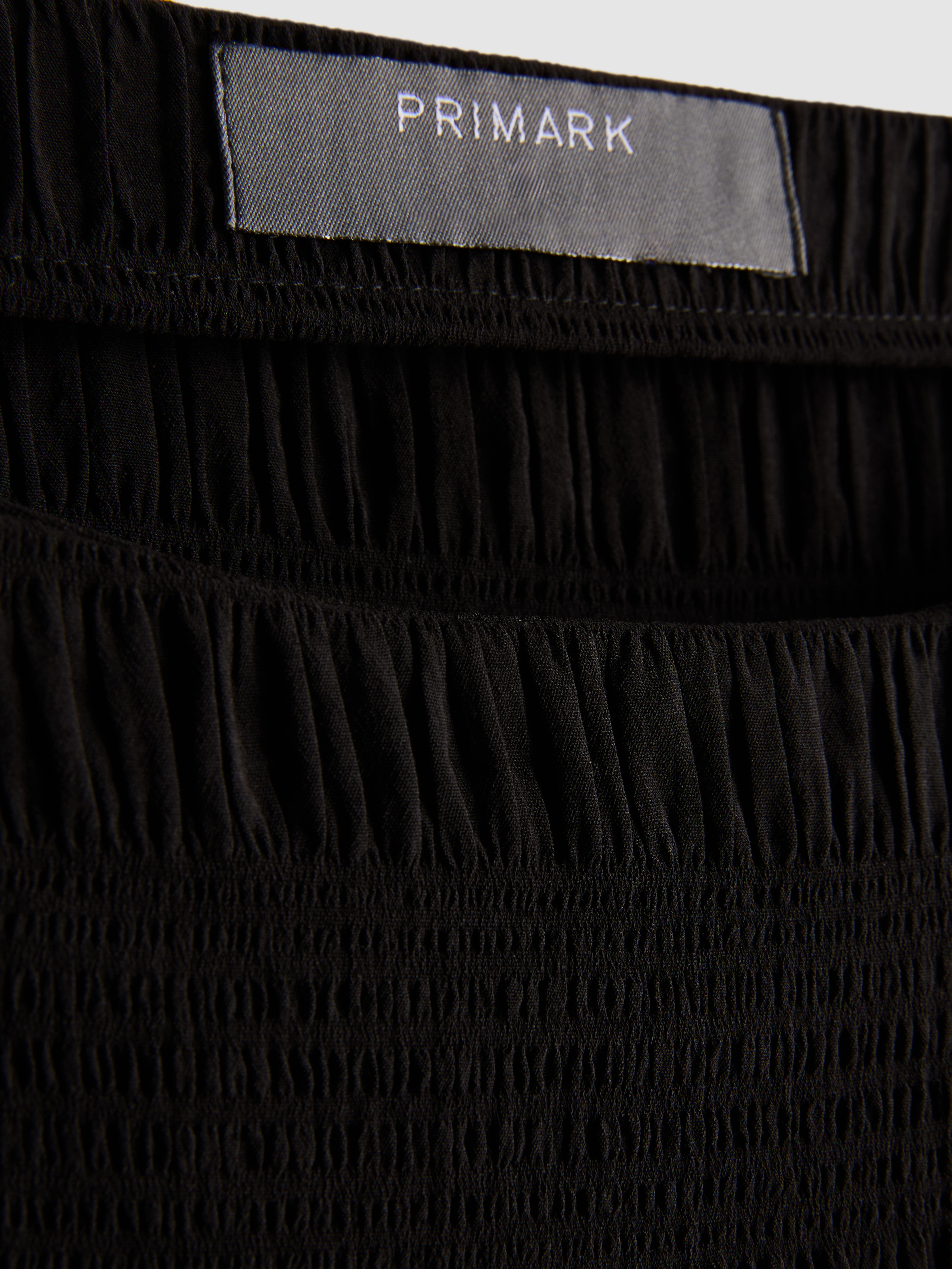 Gesmoktes Langarmtop mit U-Boot-Ausschnitt