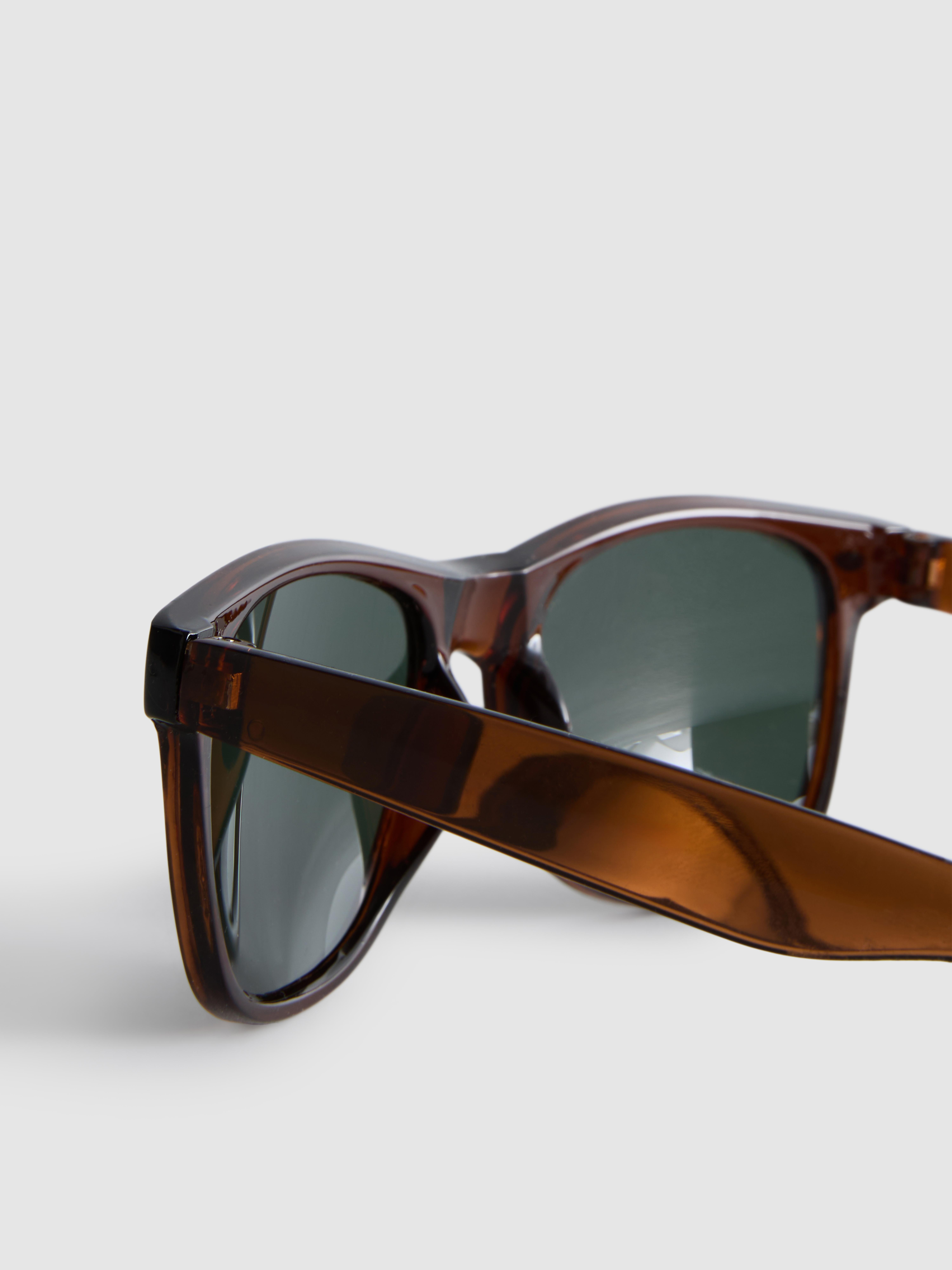 Slnečné okuliare s hranatým rámom