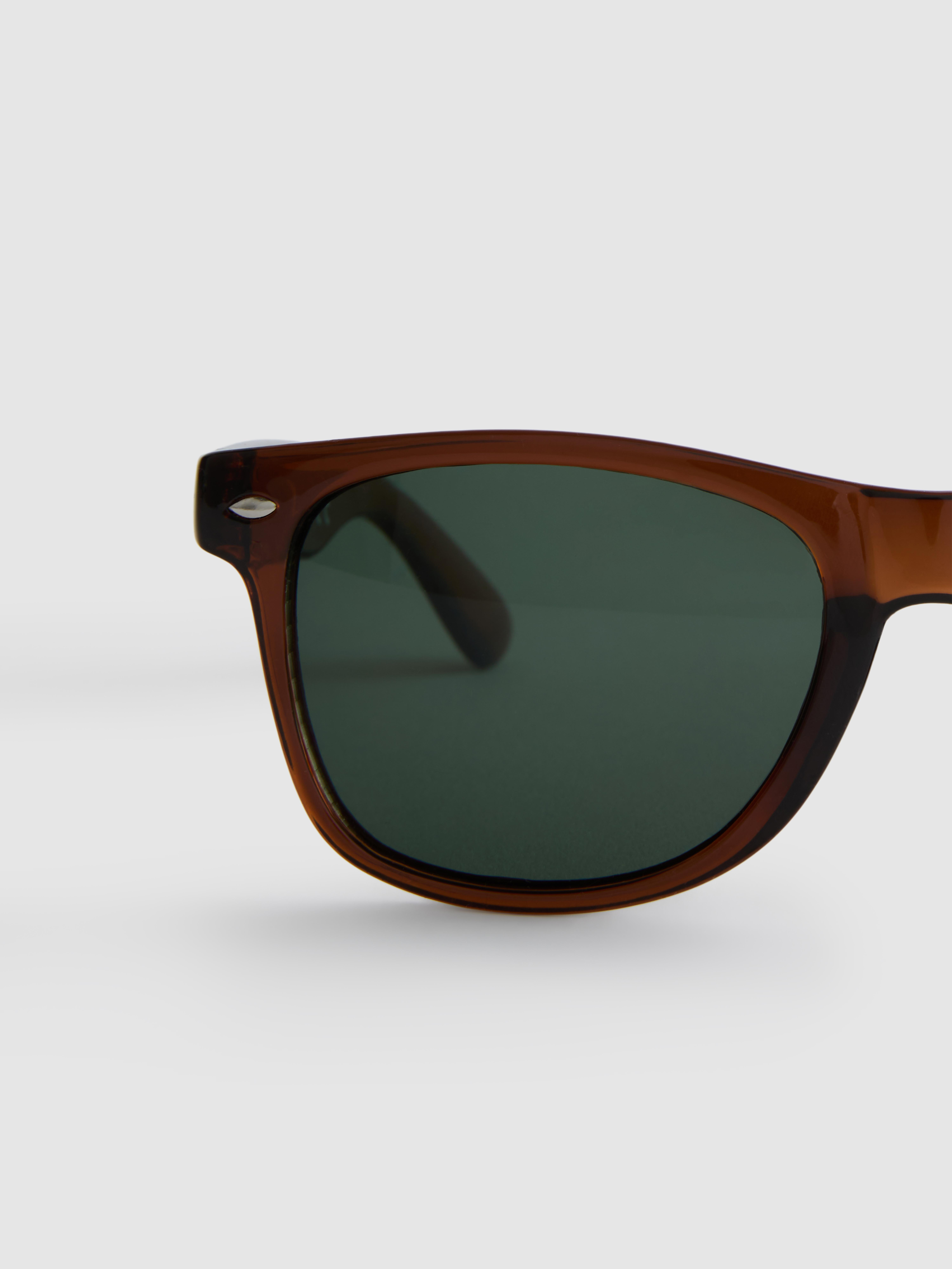 Slnečné okuliare s hranatým rámom