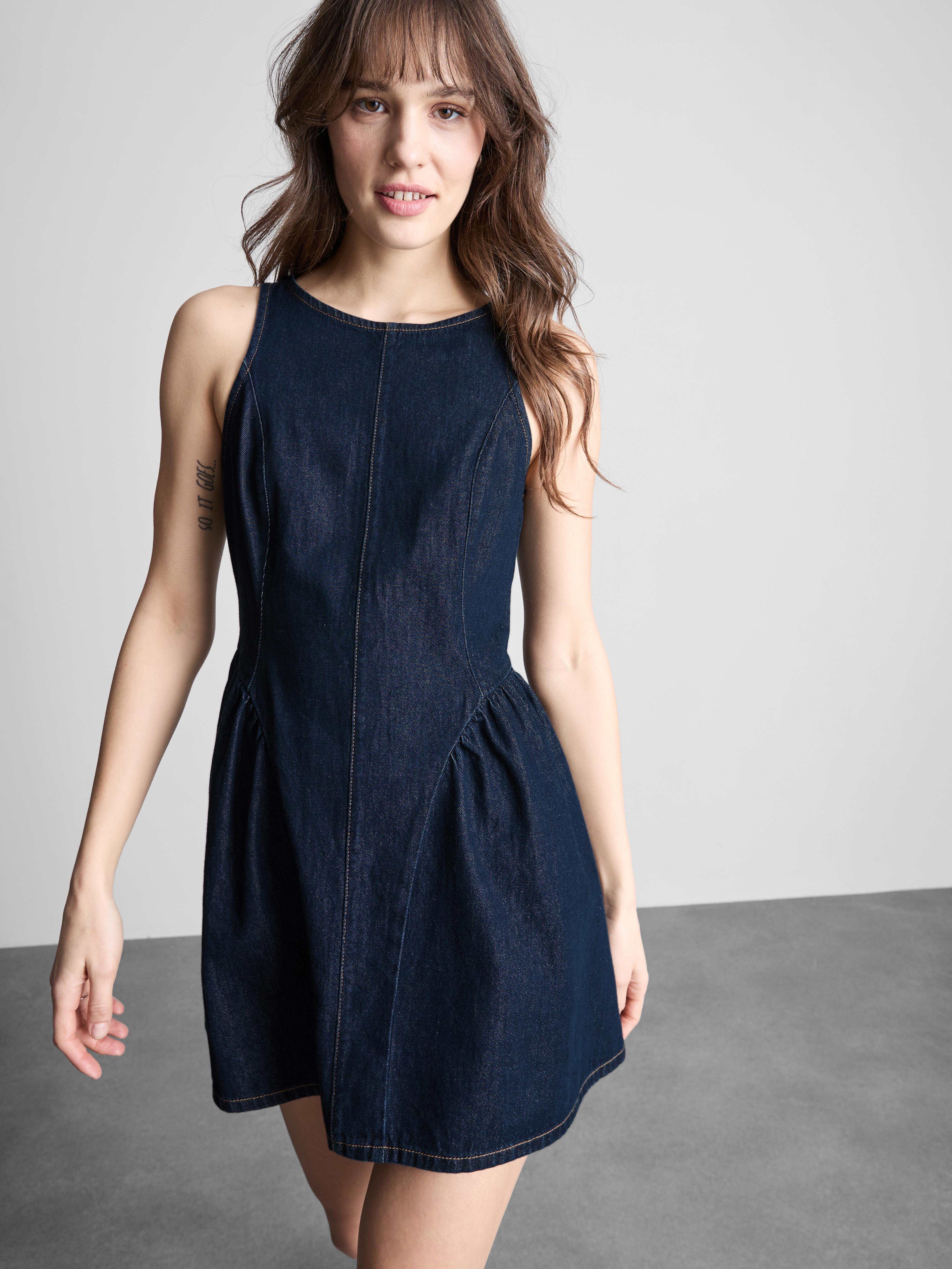 Mini-jurk van spijkerstof in getailleerd model