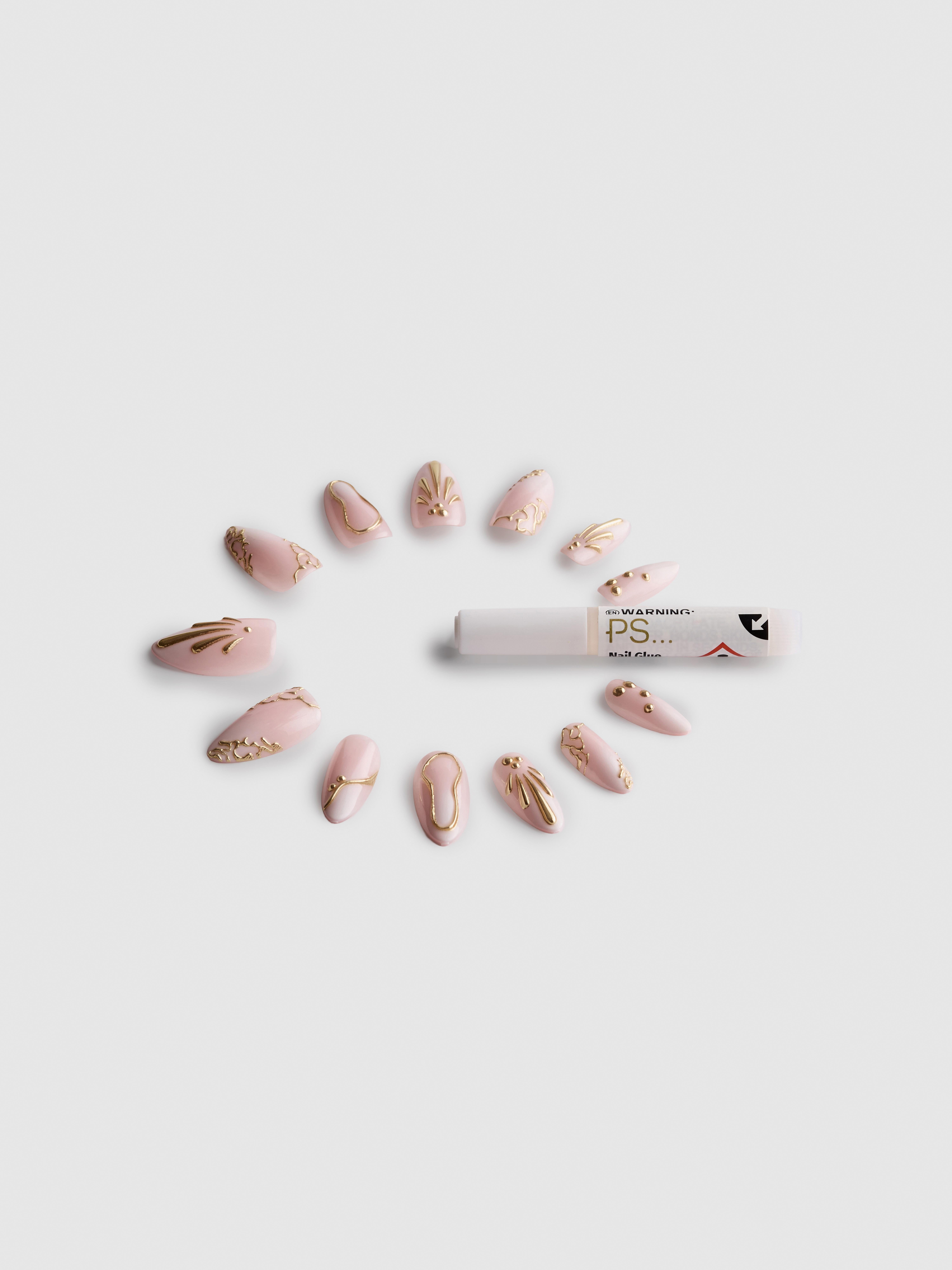 Koničasti umetni nohti v videzu gela PS... Pro