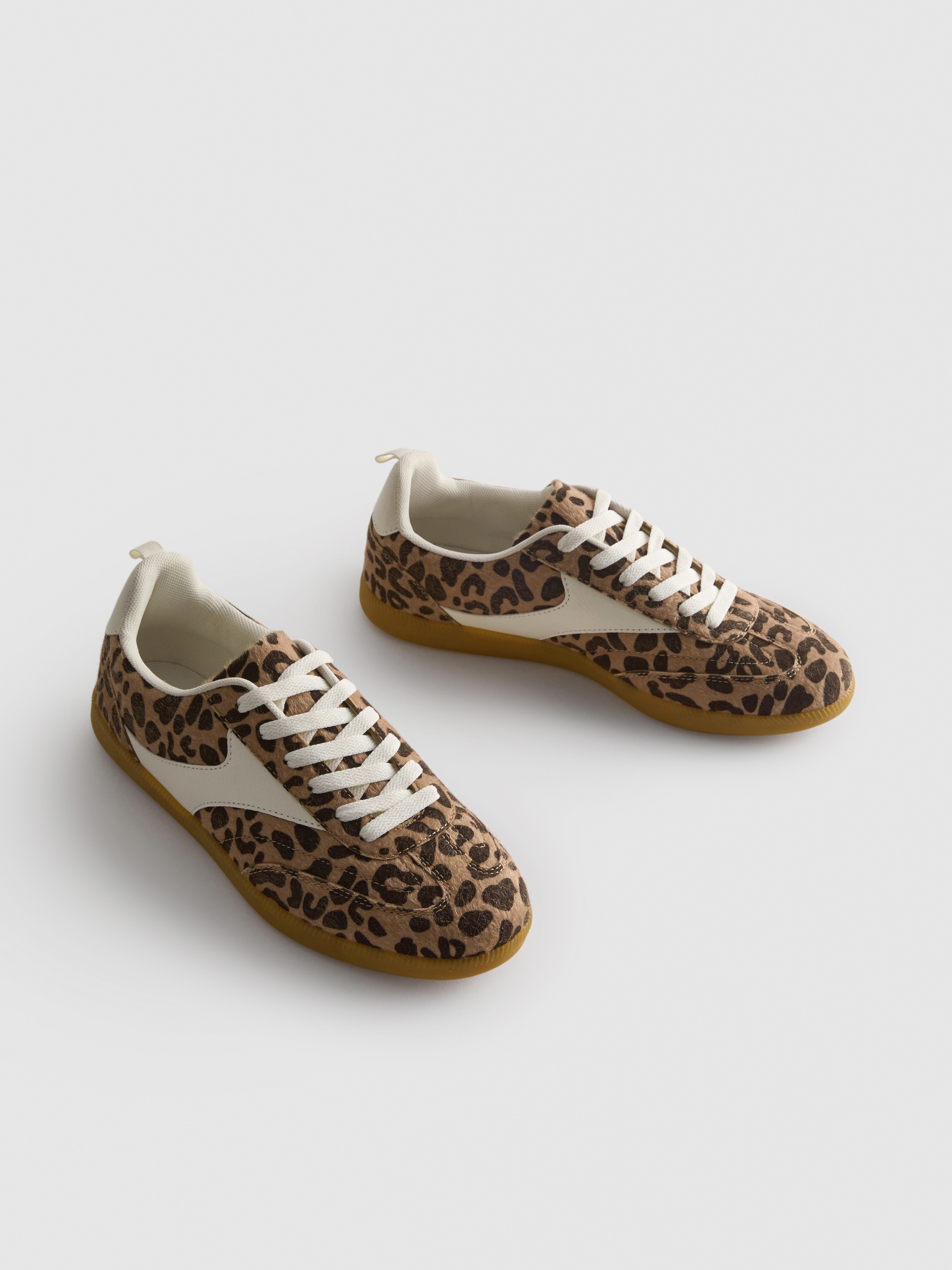 Gum Sole Low-Top Sneakers