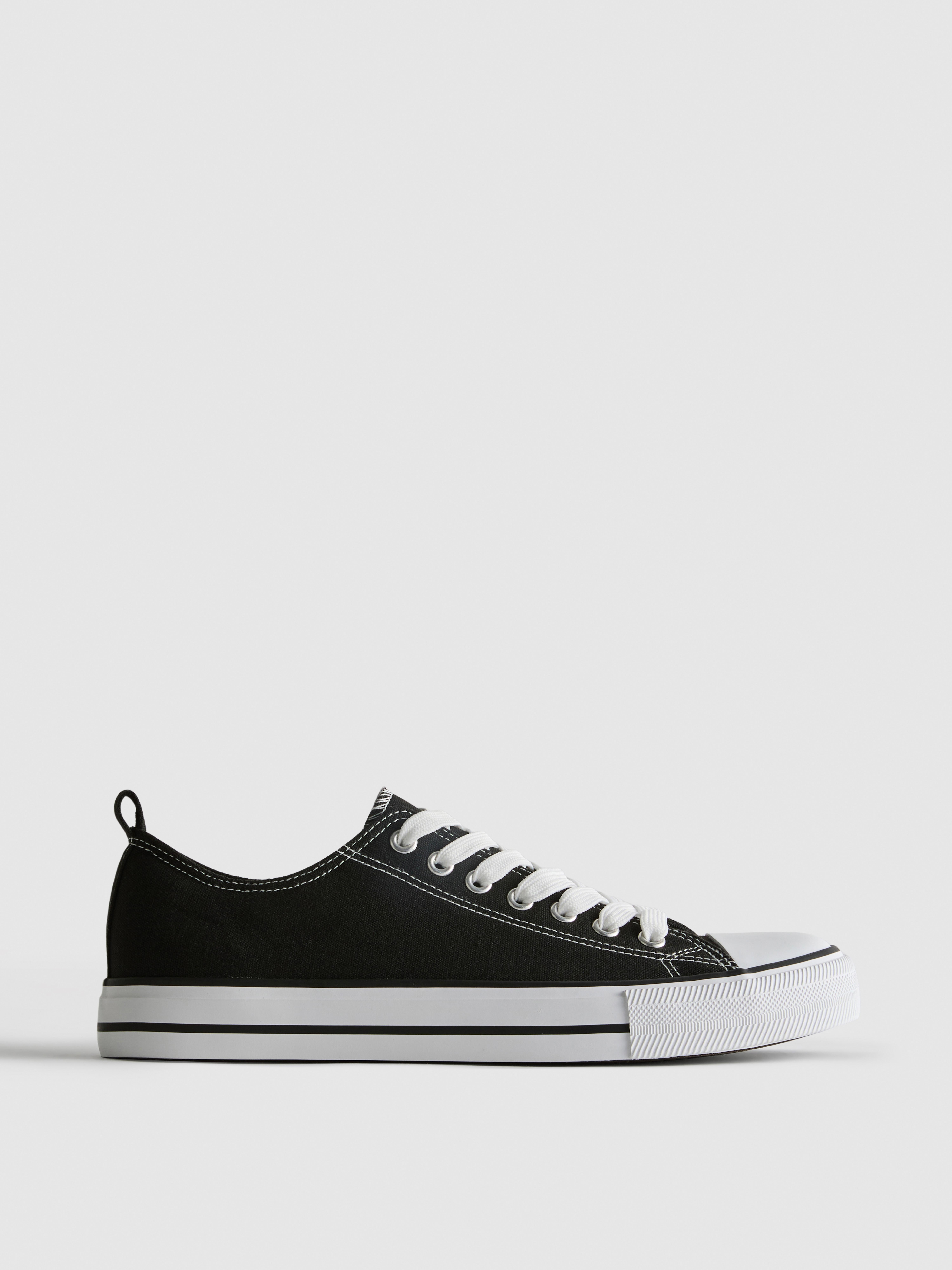 Sneakers aus Canvas mit Schnürung