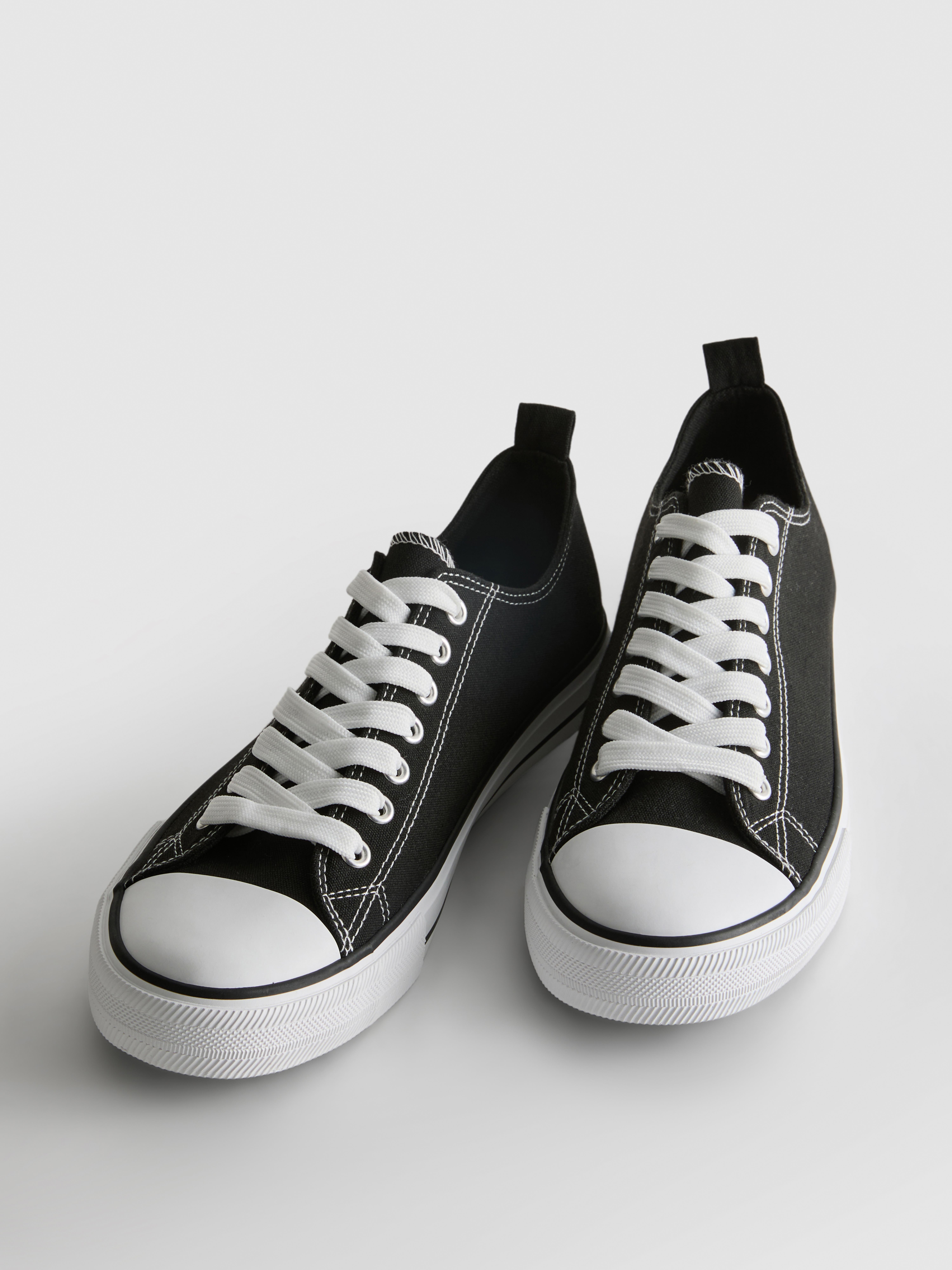Sneakers aus Canvas mit Schnürung