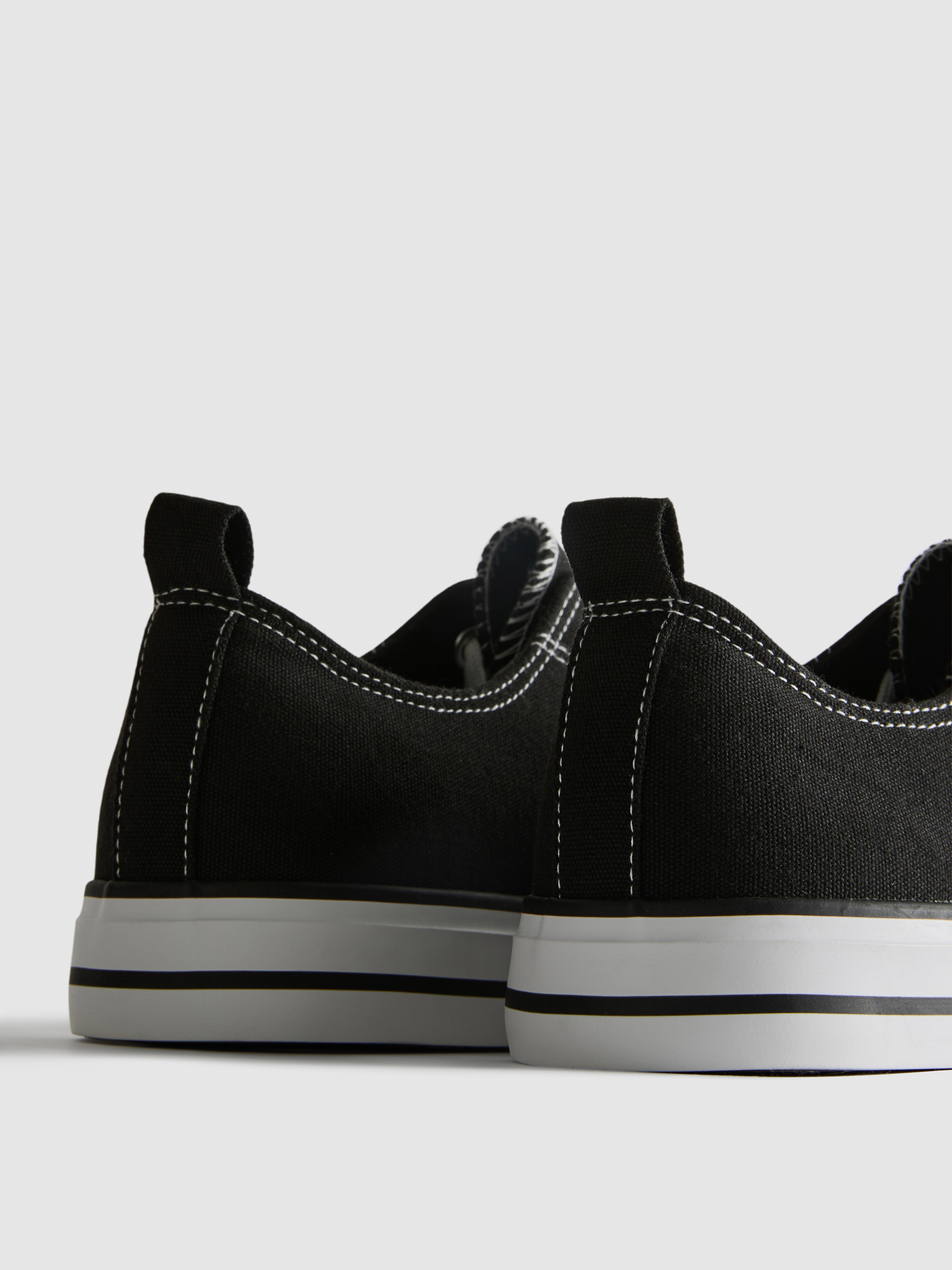 Sneakers aus Canvas mit Schnürung