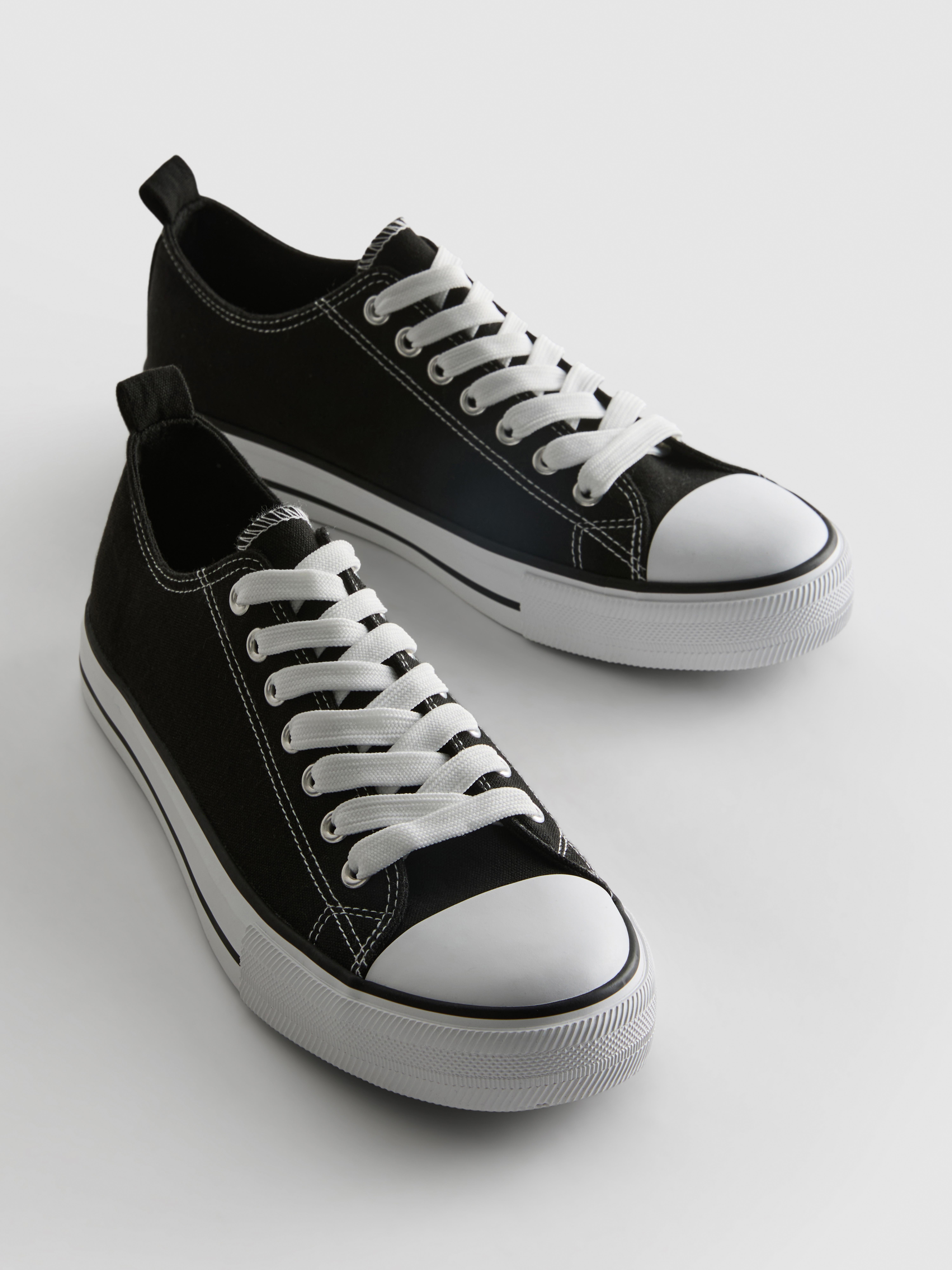 Sneakers aus Canvas mit Schnürung