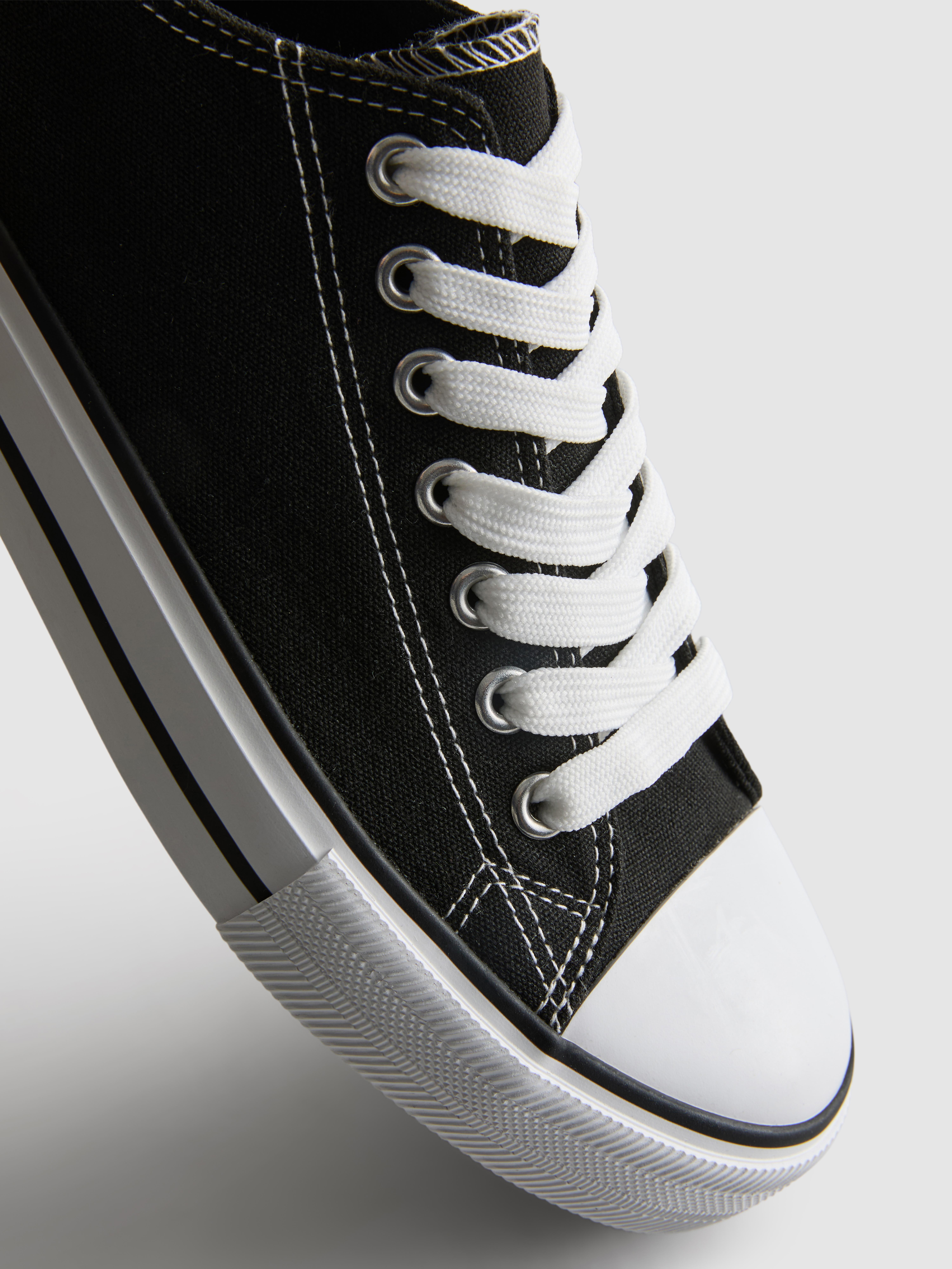 Sneakers aus Canvas mit Schnürung