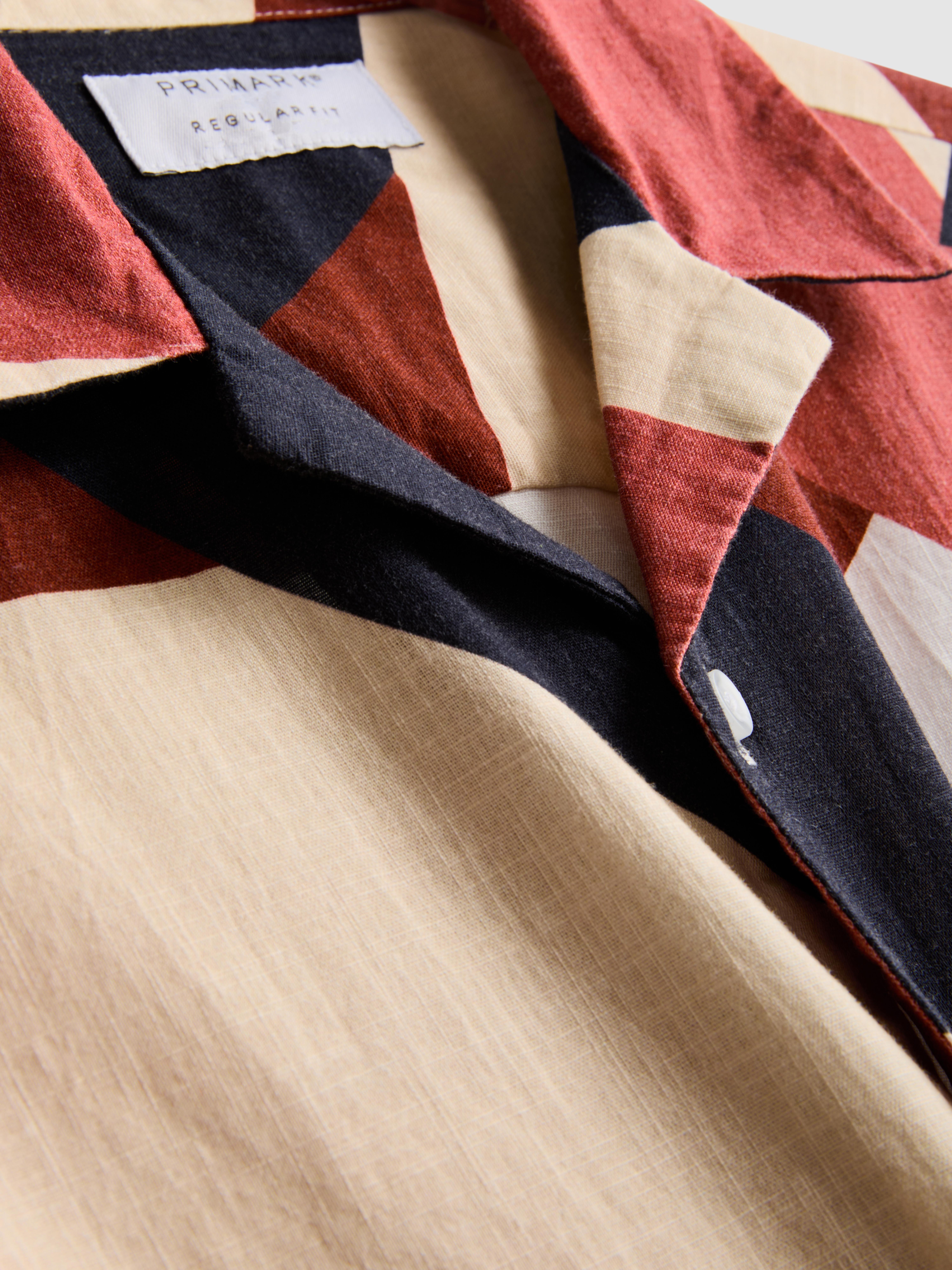 Rövid ujjú, absztrakt mintás ing