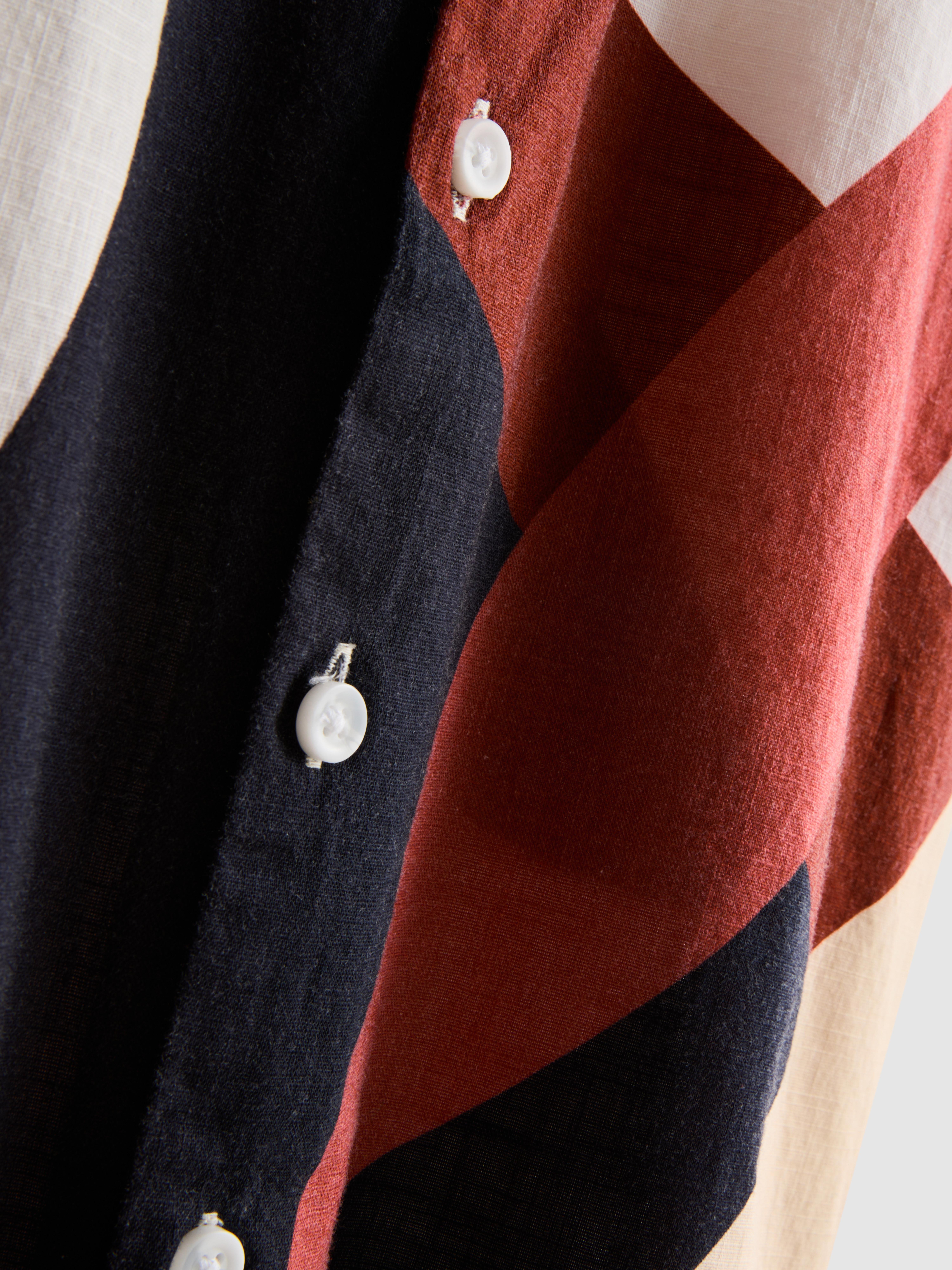 Rövid ujjú, absztrakt mintás ing