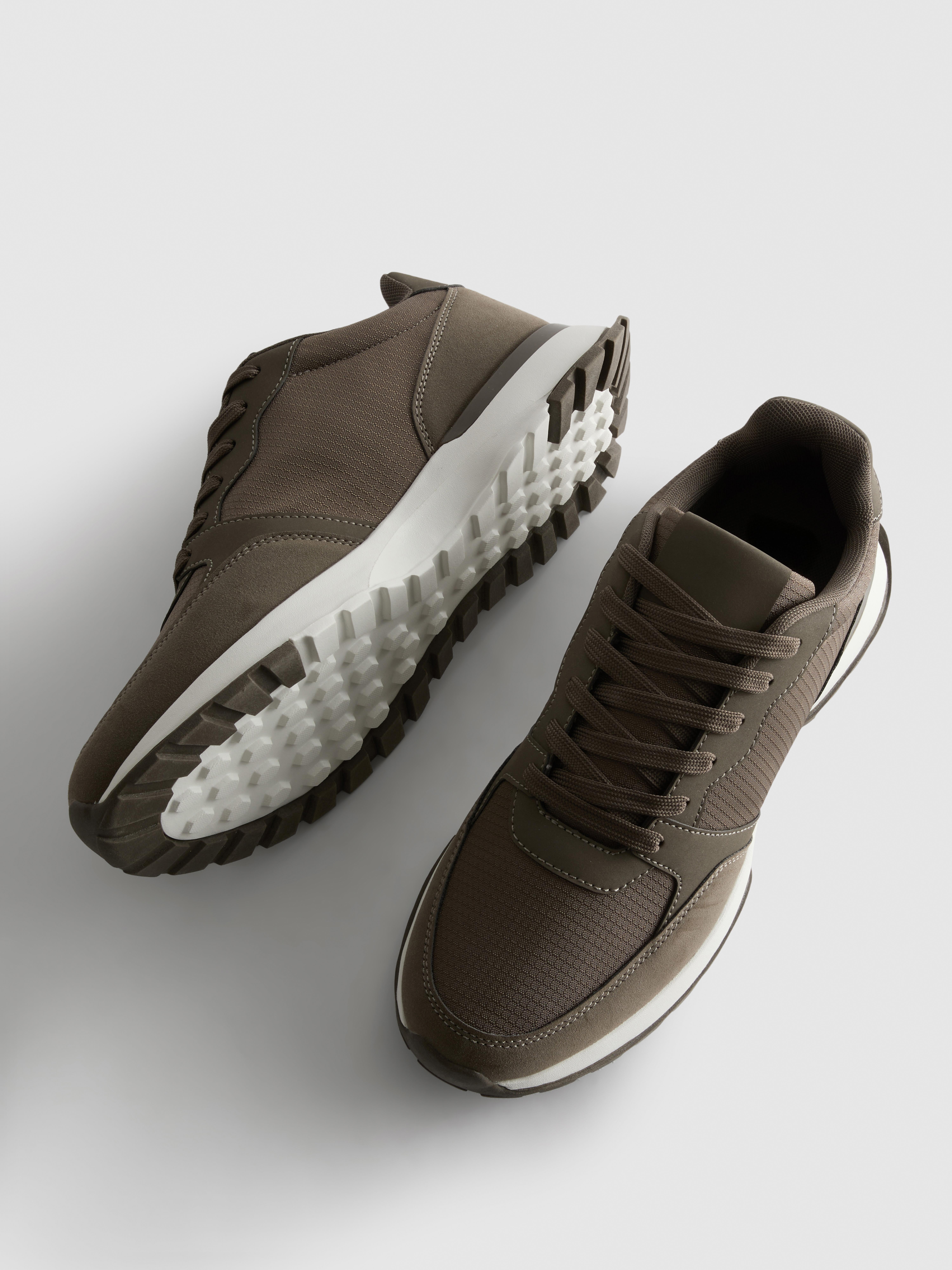 Low-Top Sports Trainers