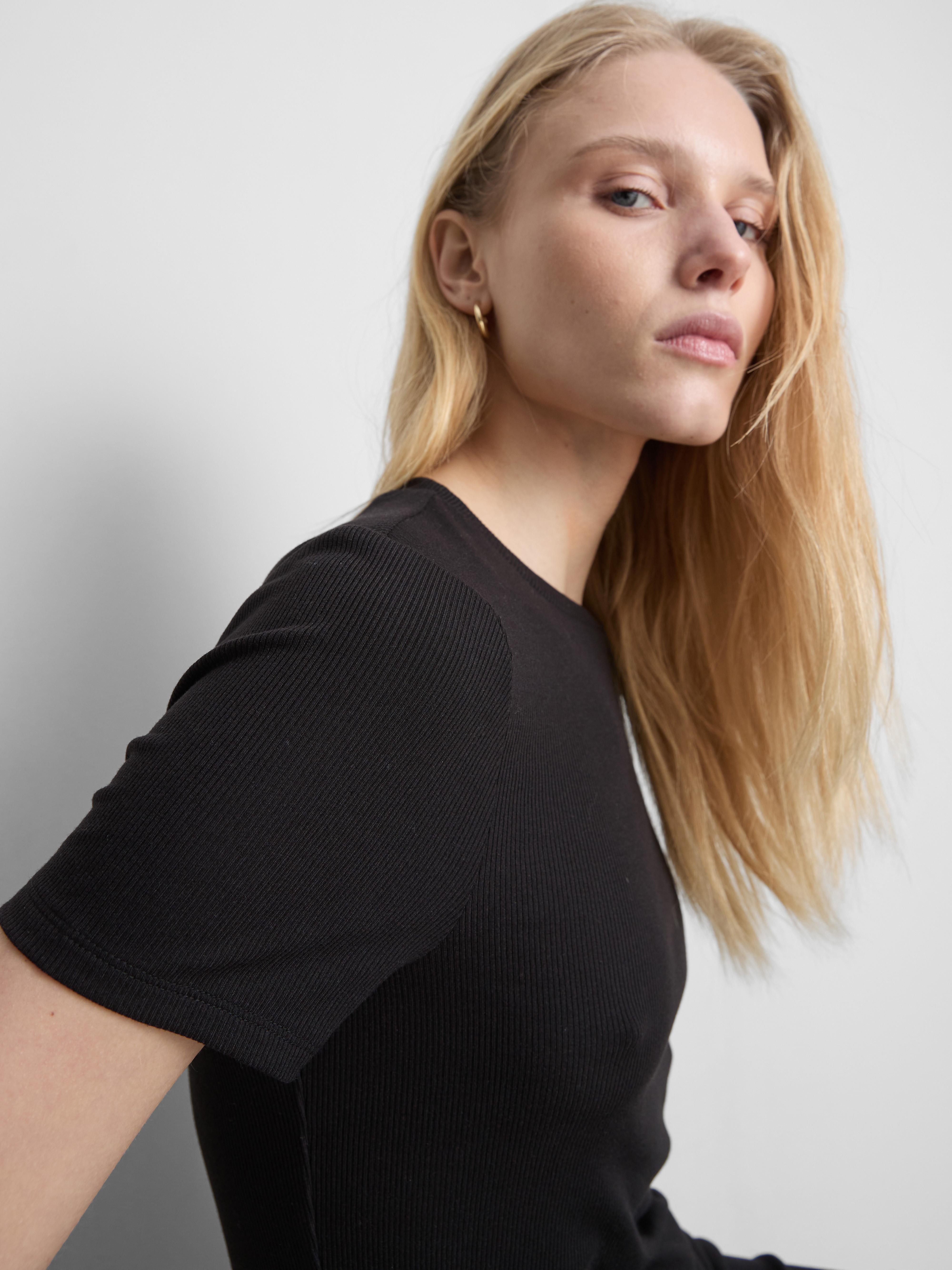 Vestido t-shirt mini justo canelado