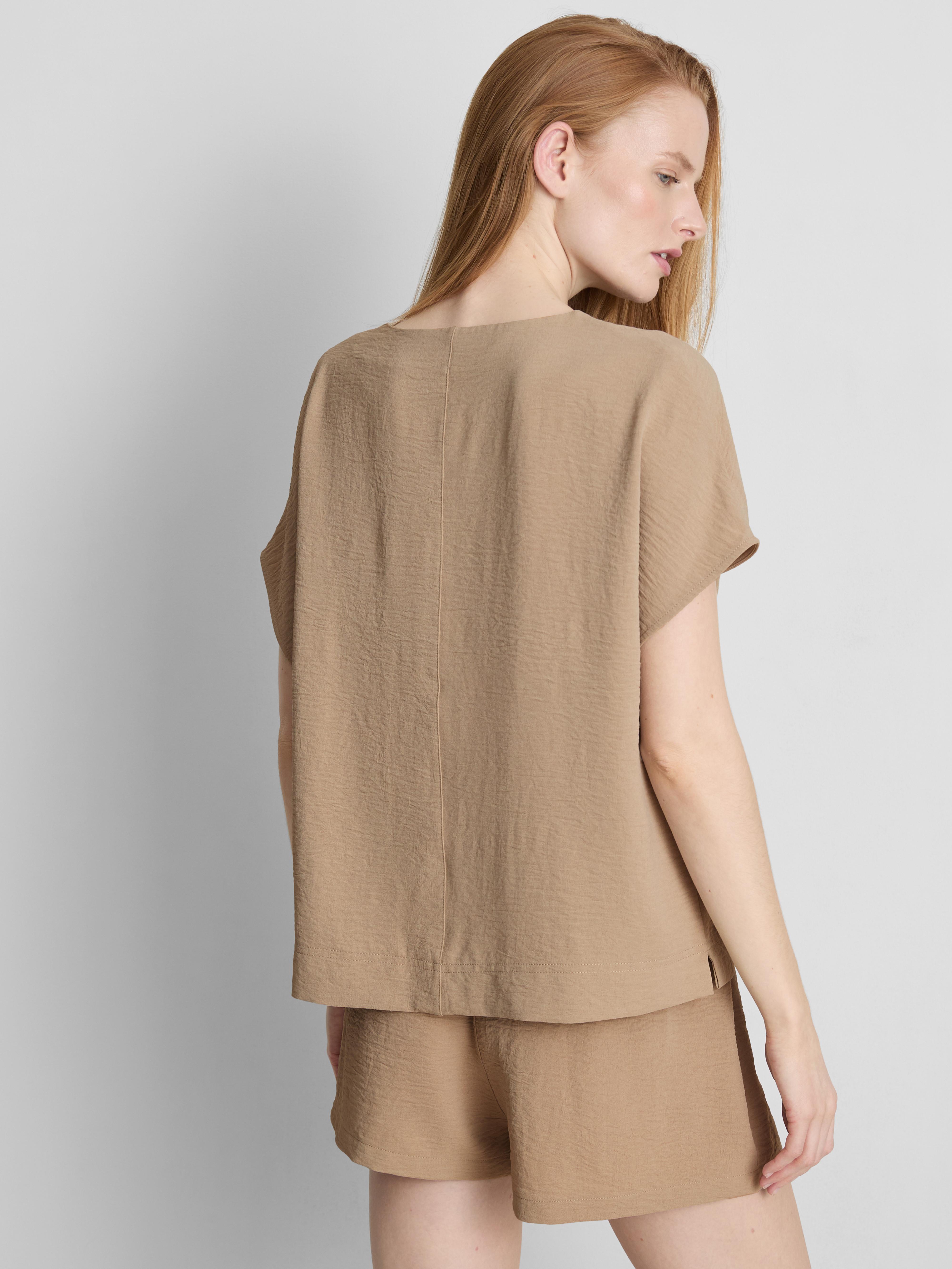Relaxed Round Neck Air Flow Tee