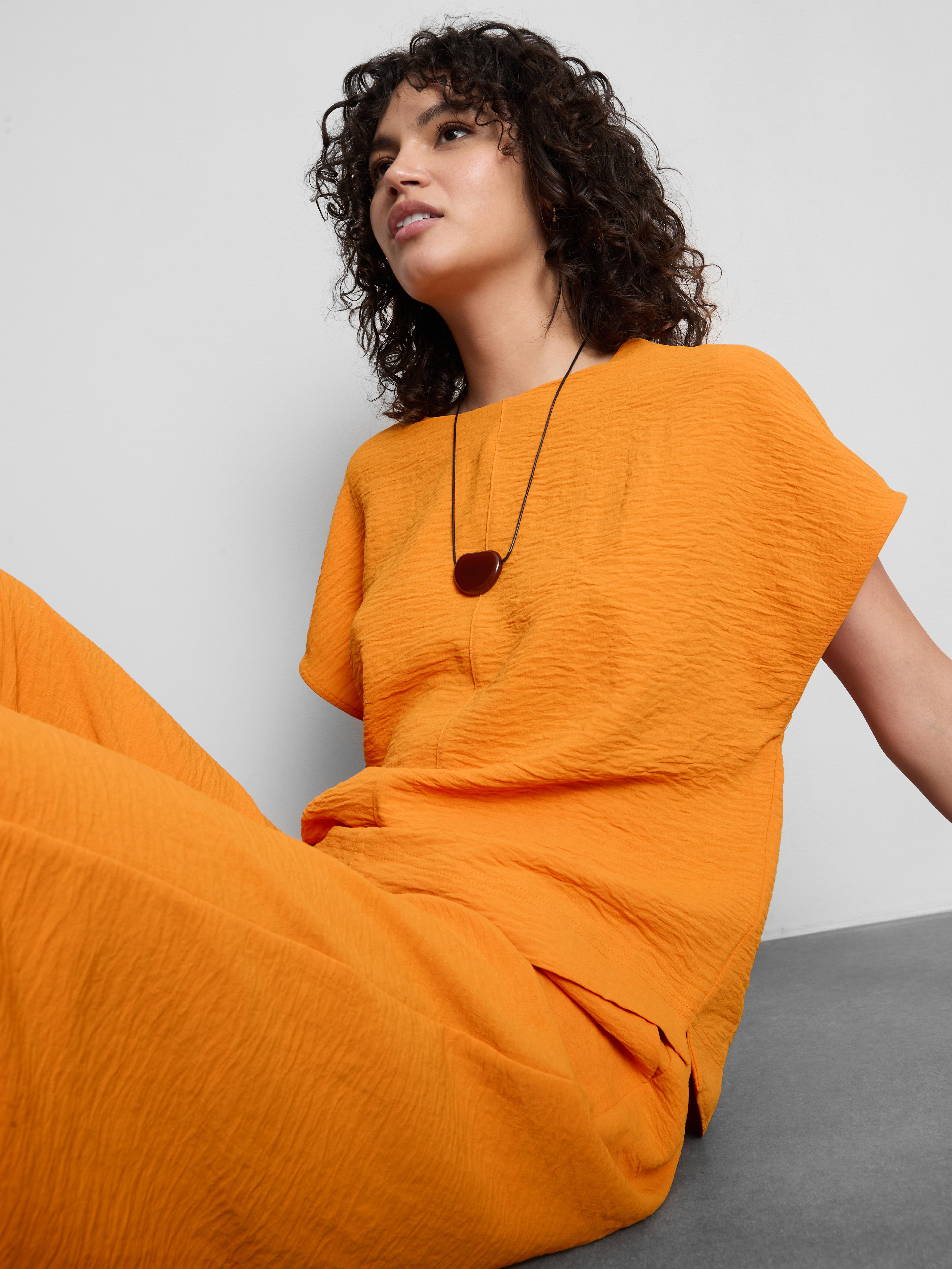 T-shirt folgada arejada gola redonda