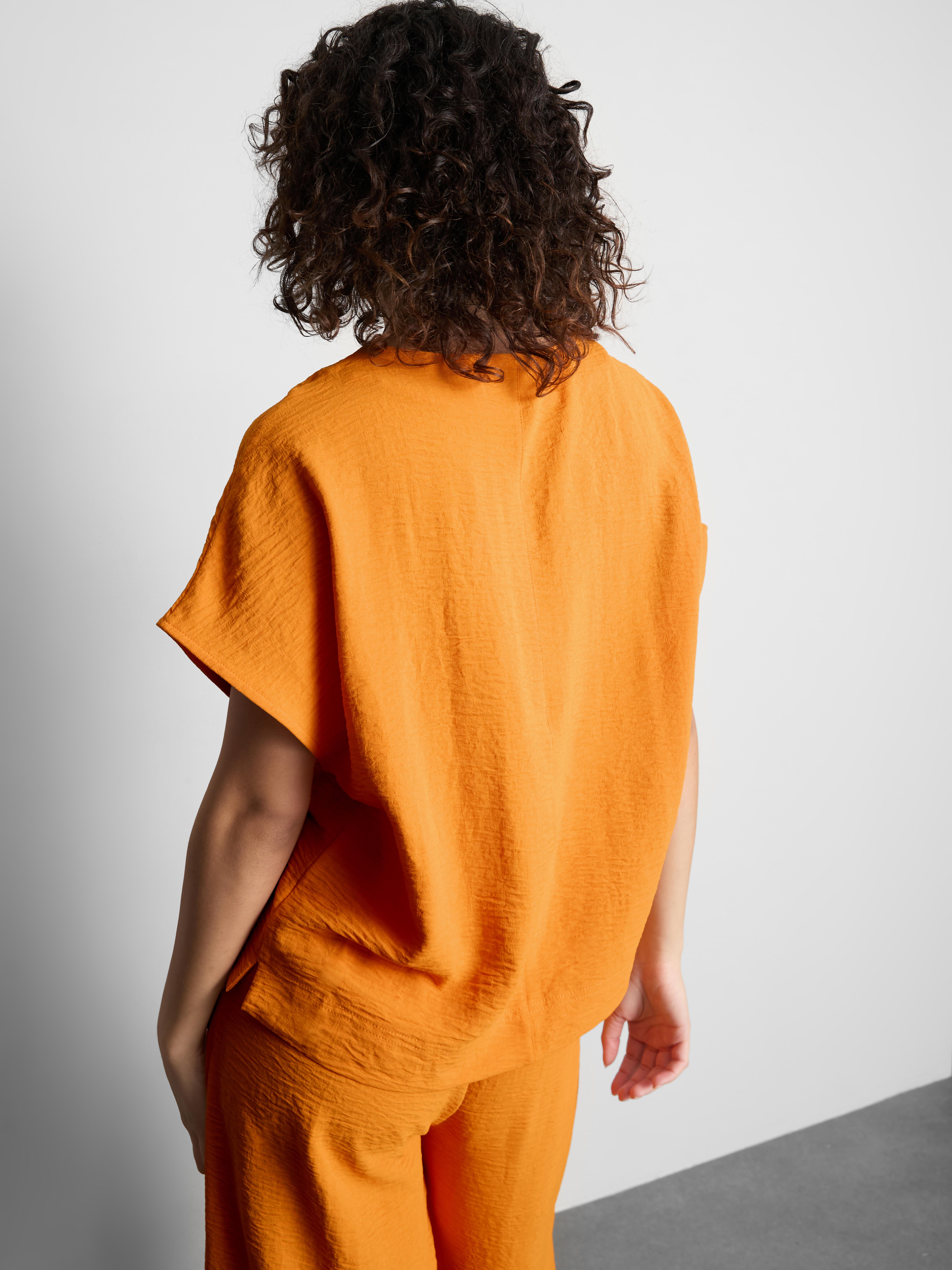 T-shirt folgada arejada gola redonda
