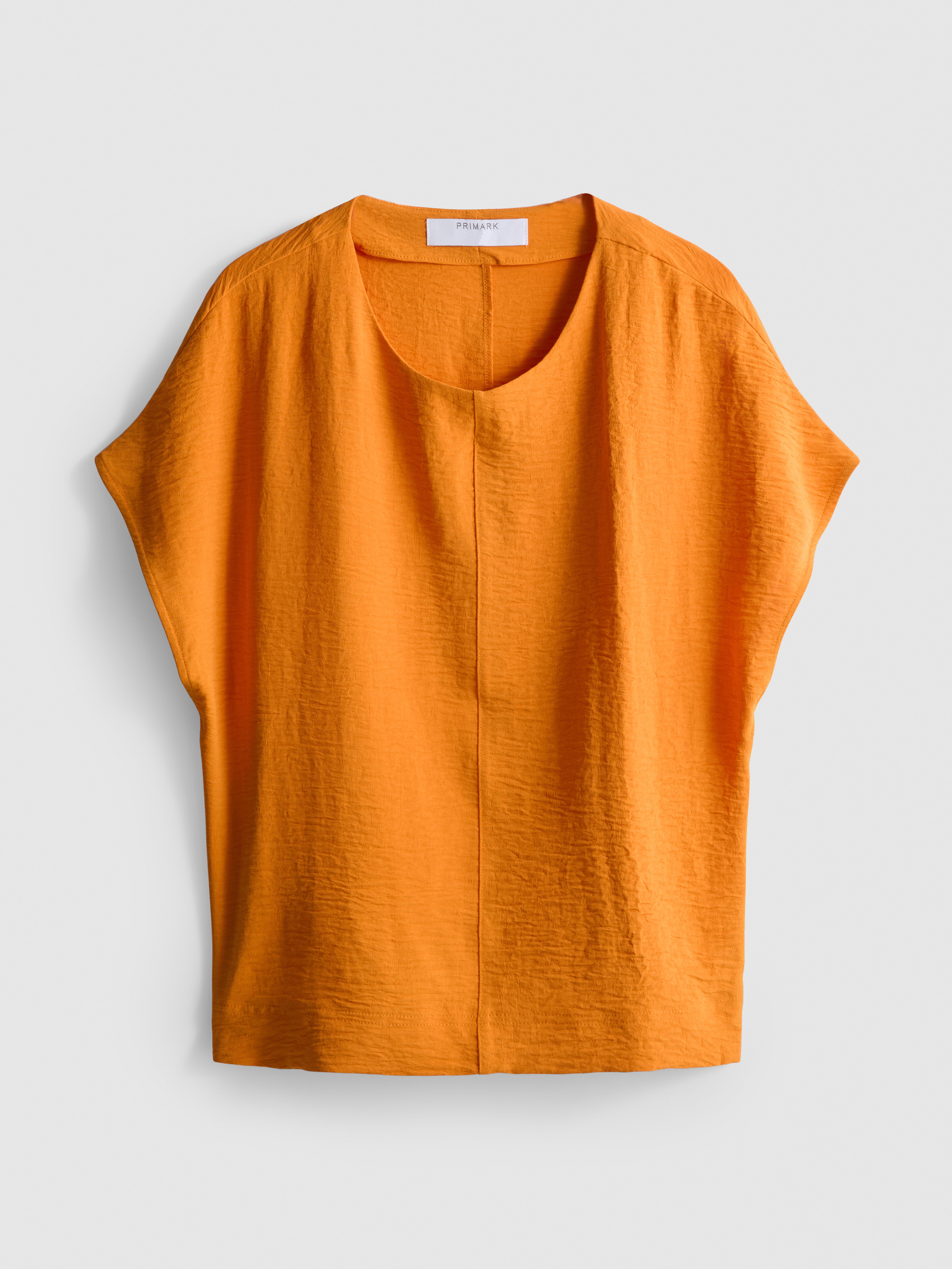 T-shirt folgada arejada gola redonda