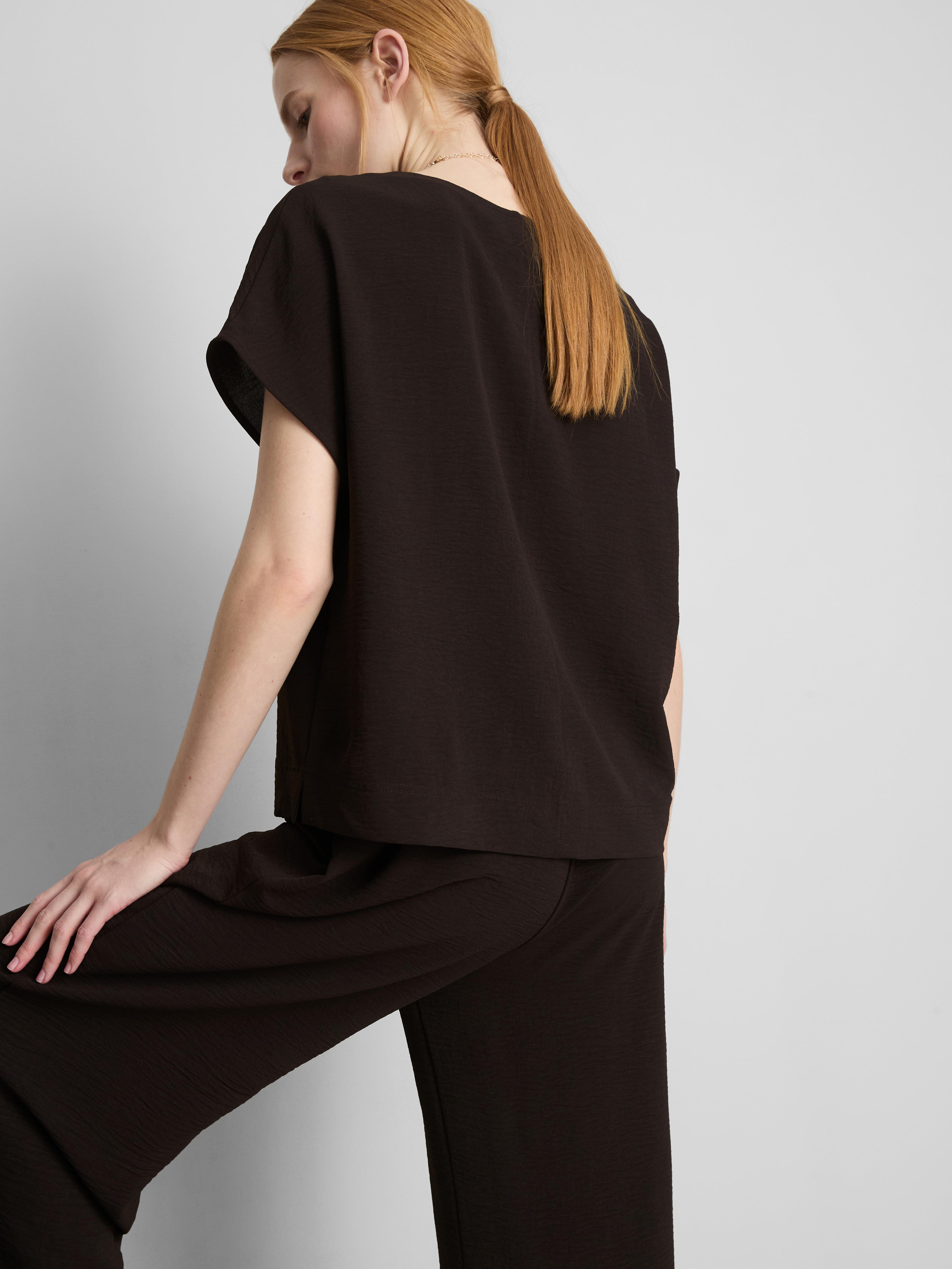 Relaxed Round Neck Air Flow Tee