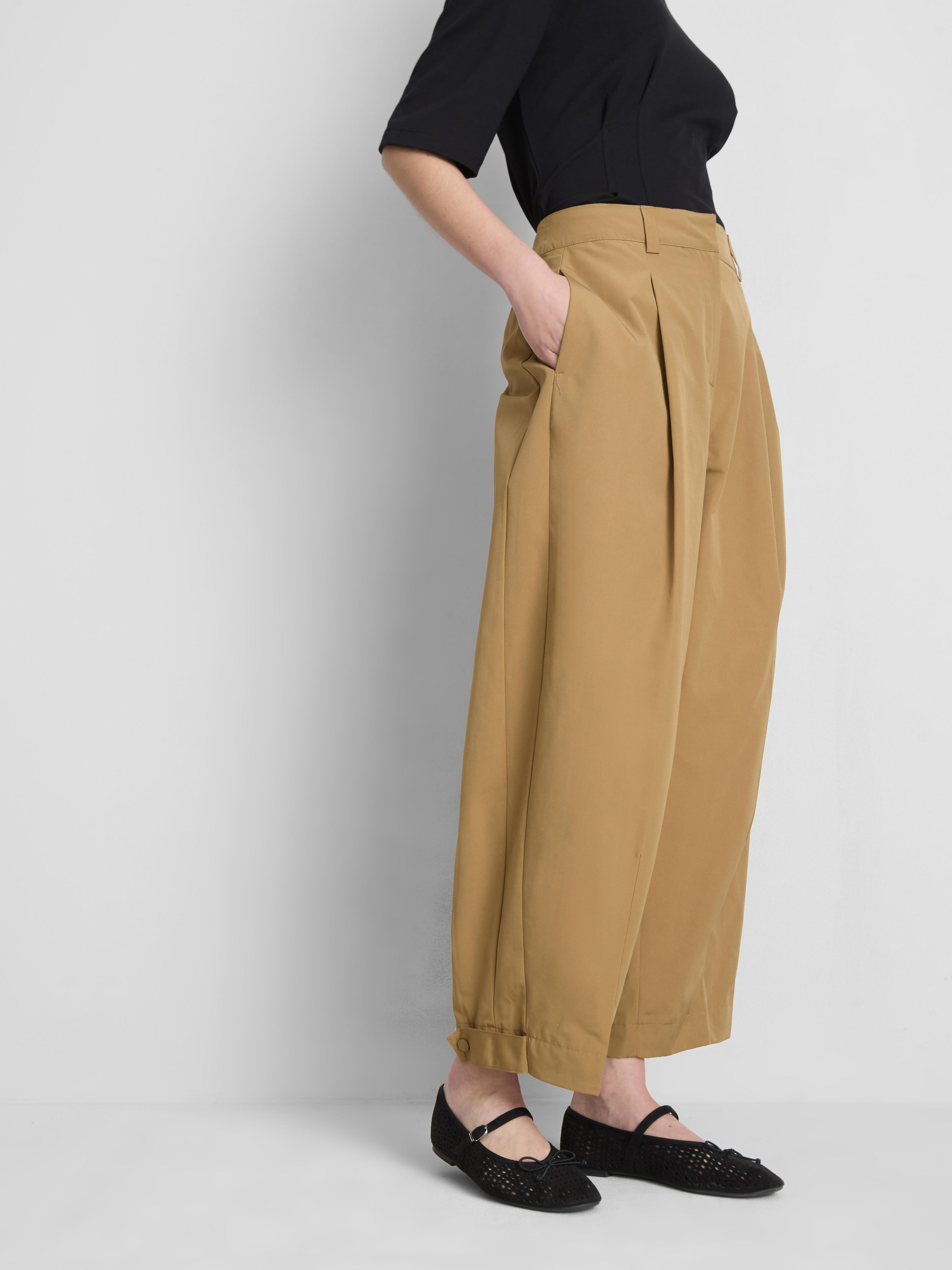 Pantalones capri de pernera cónica de The Edit