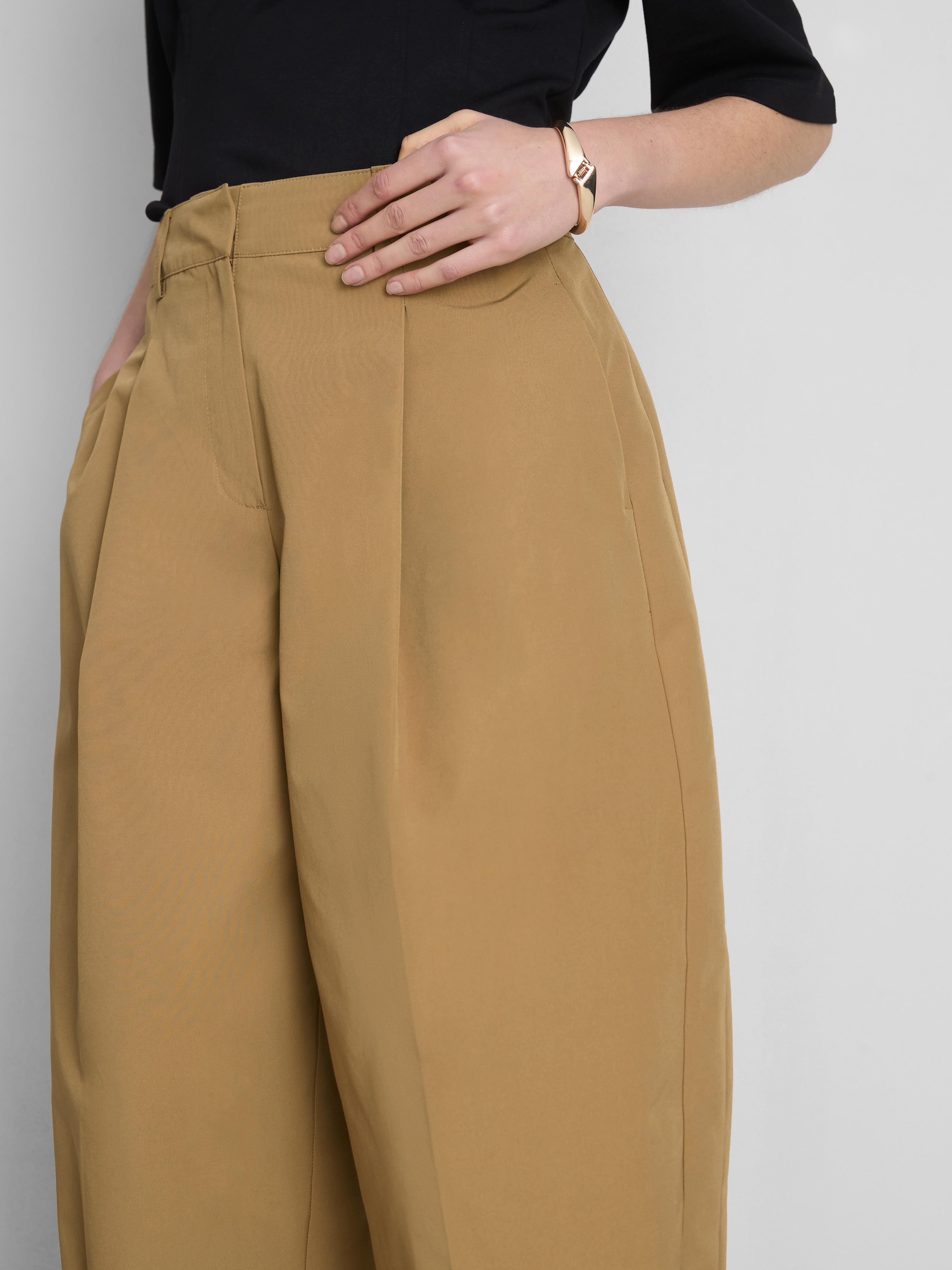 Pantalones capri de pernera cónica de The Edit