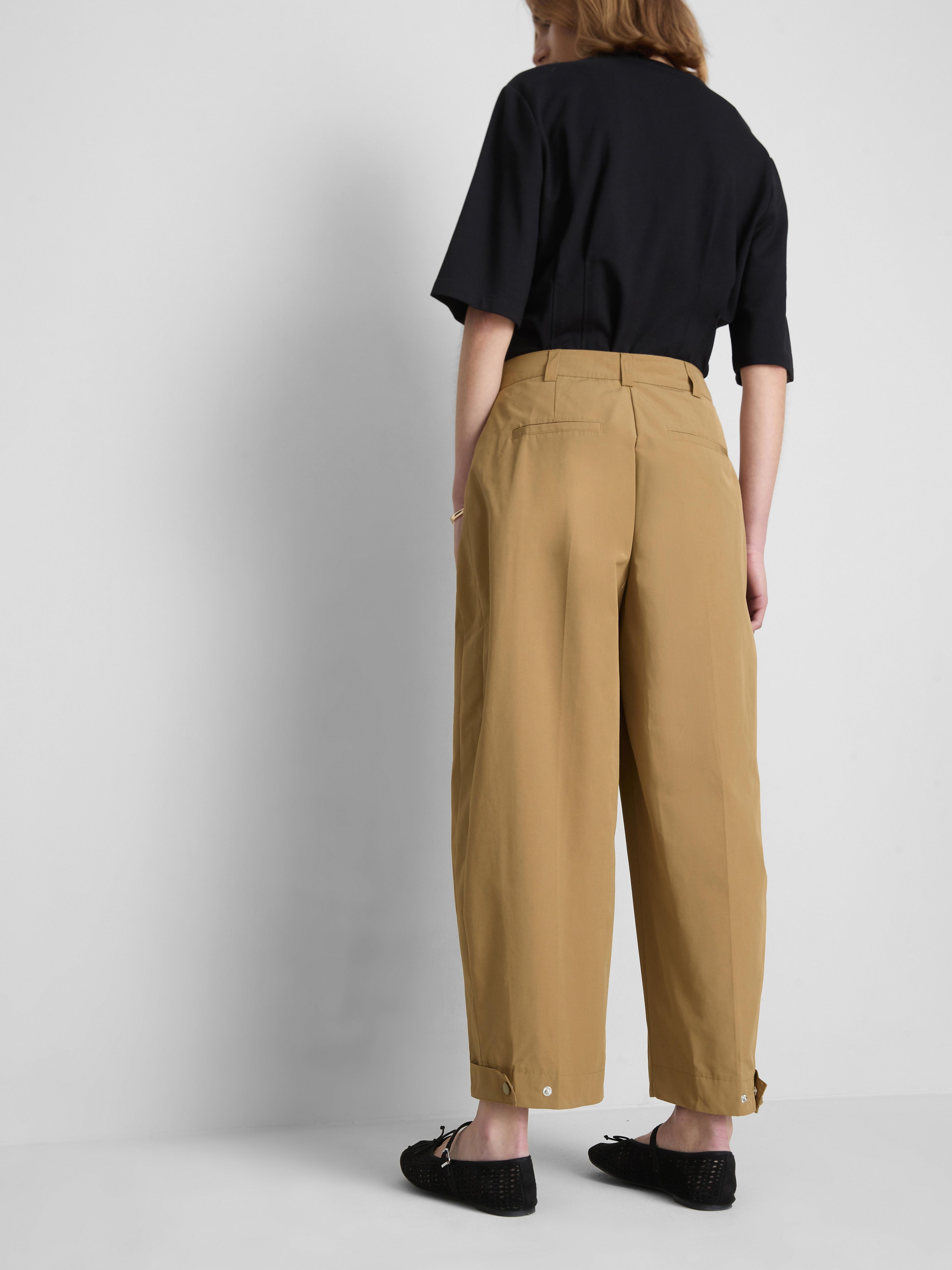 Pantalones capri de pernera cónica de The Edit