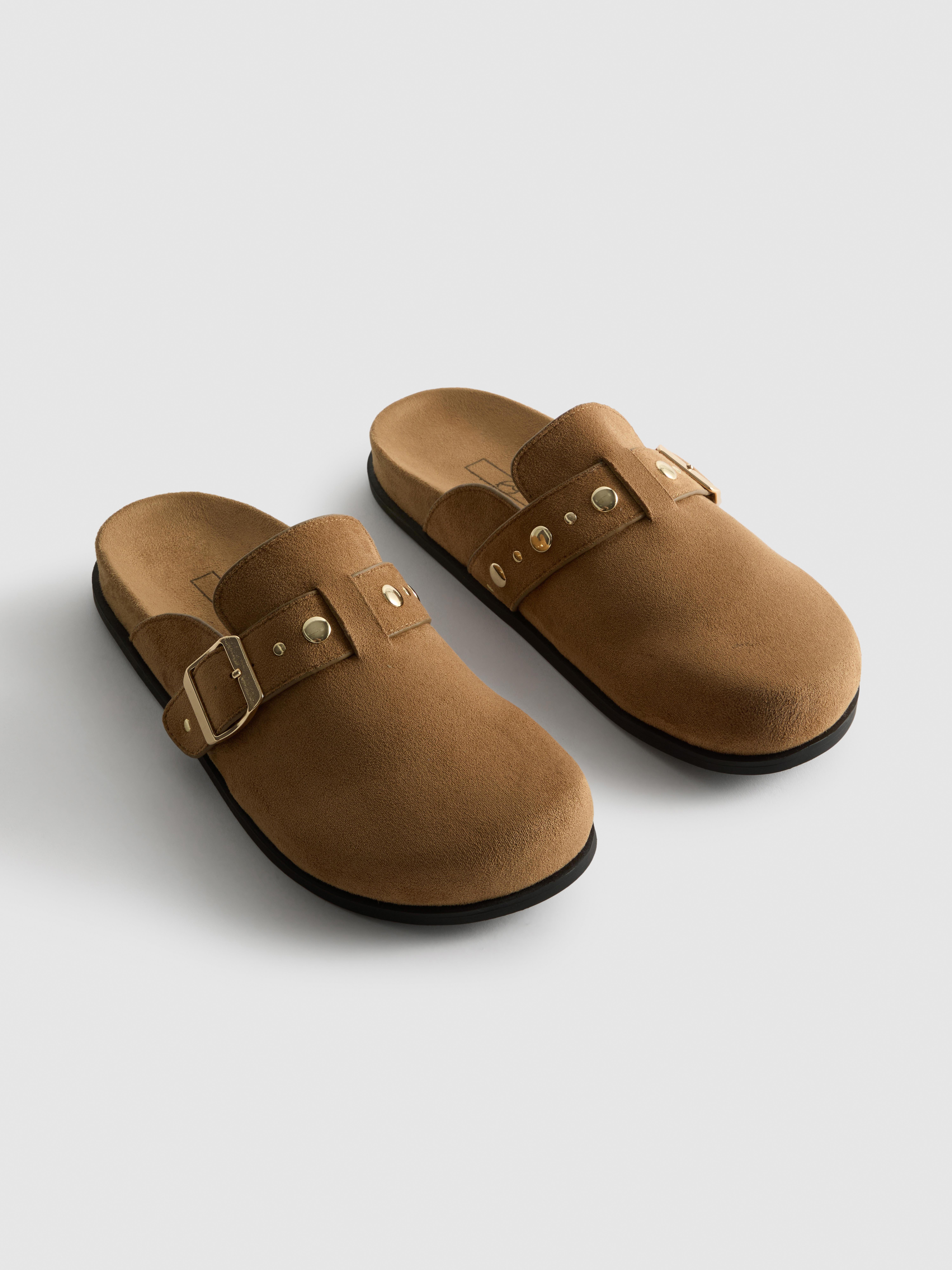 Zuecos con tachuelas de Coleen