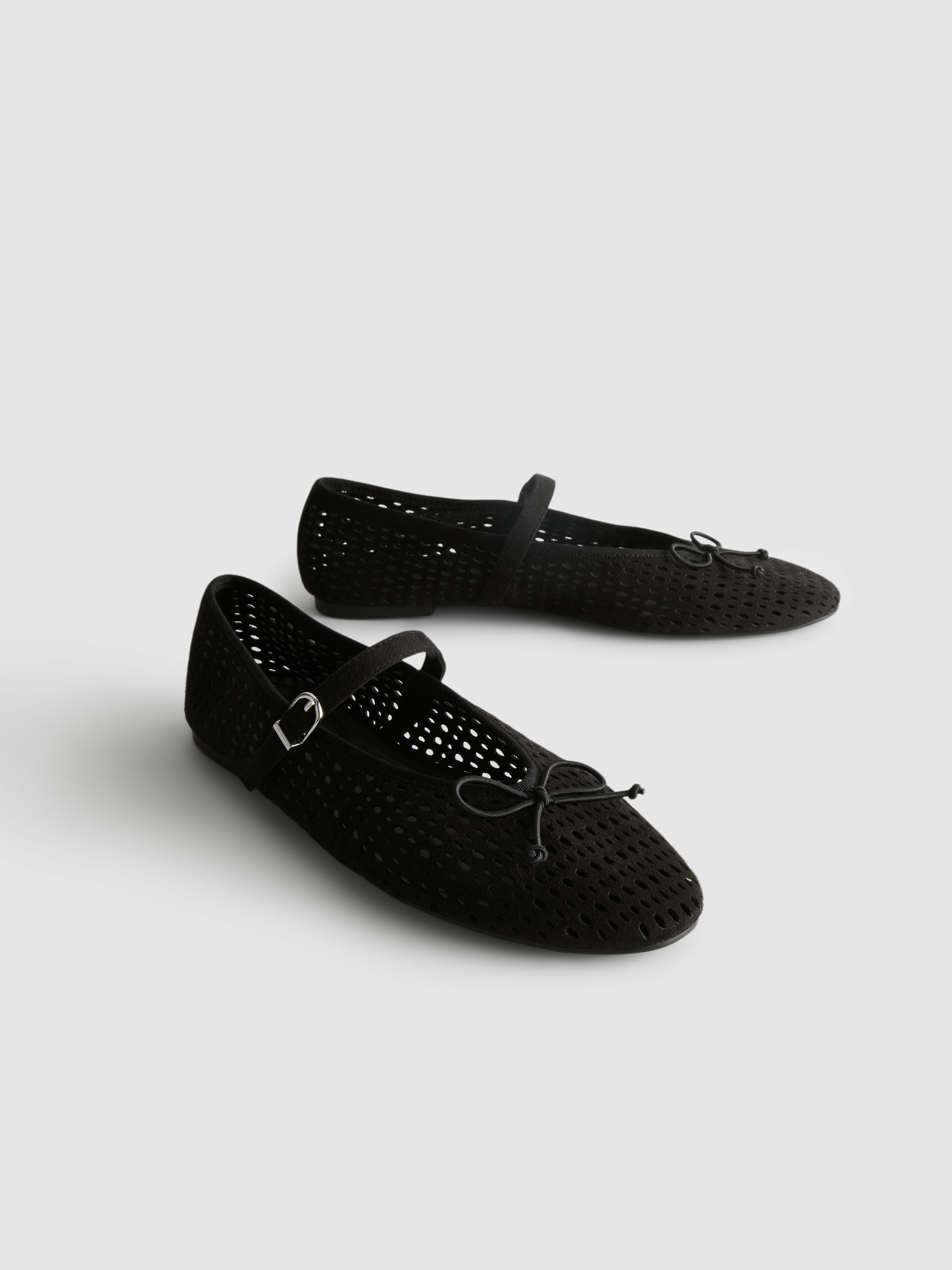 Ballerina's met bandje en opengewerkte details