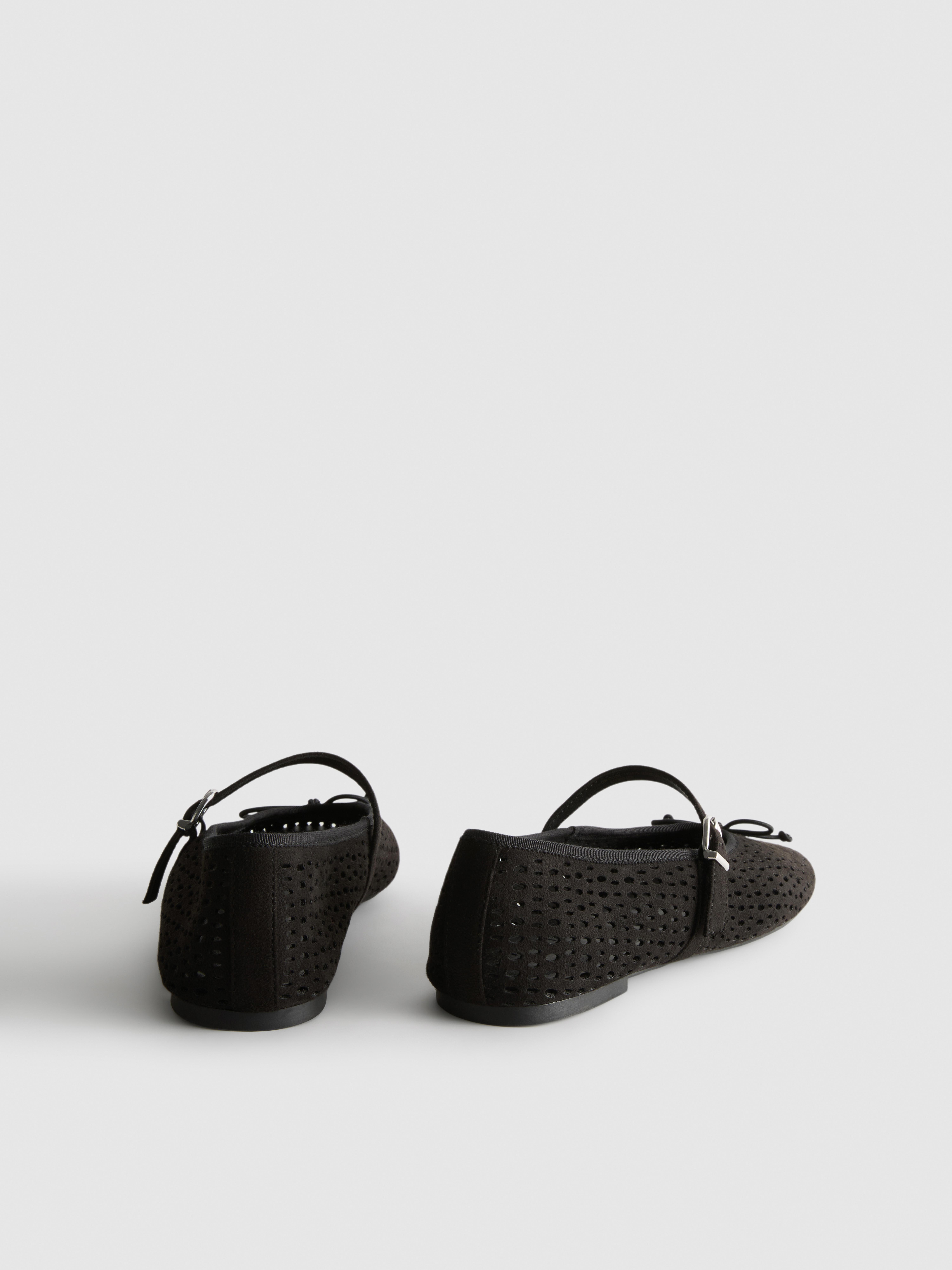 Ballerina's met bandje en opengewerkte details