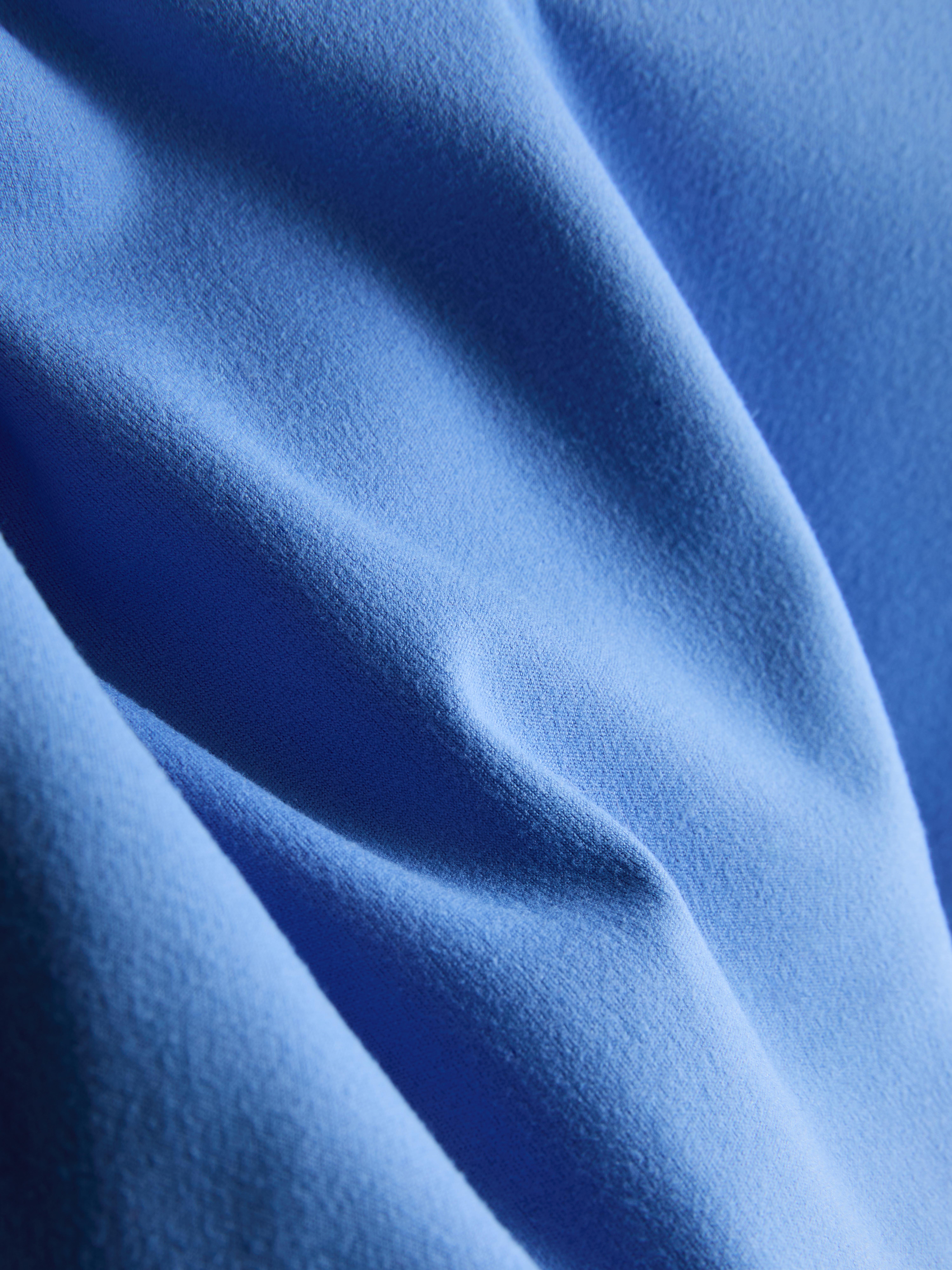 Krótki sportowy top z dekoltem w serek