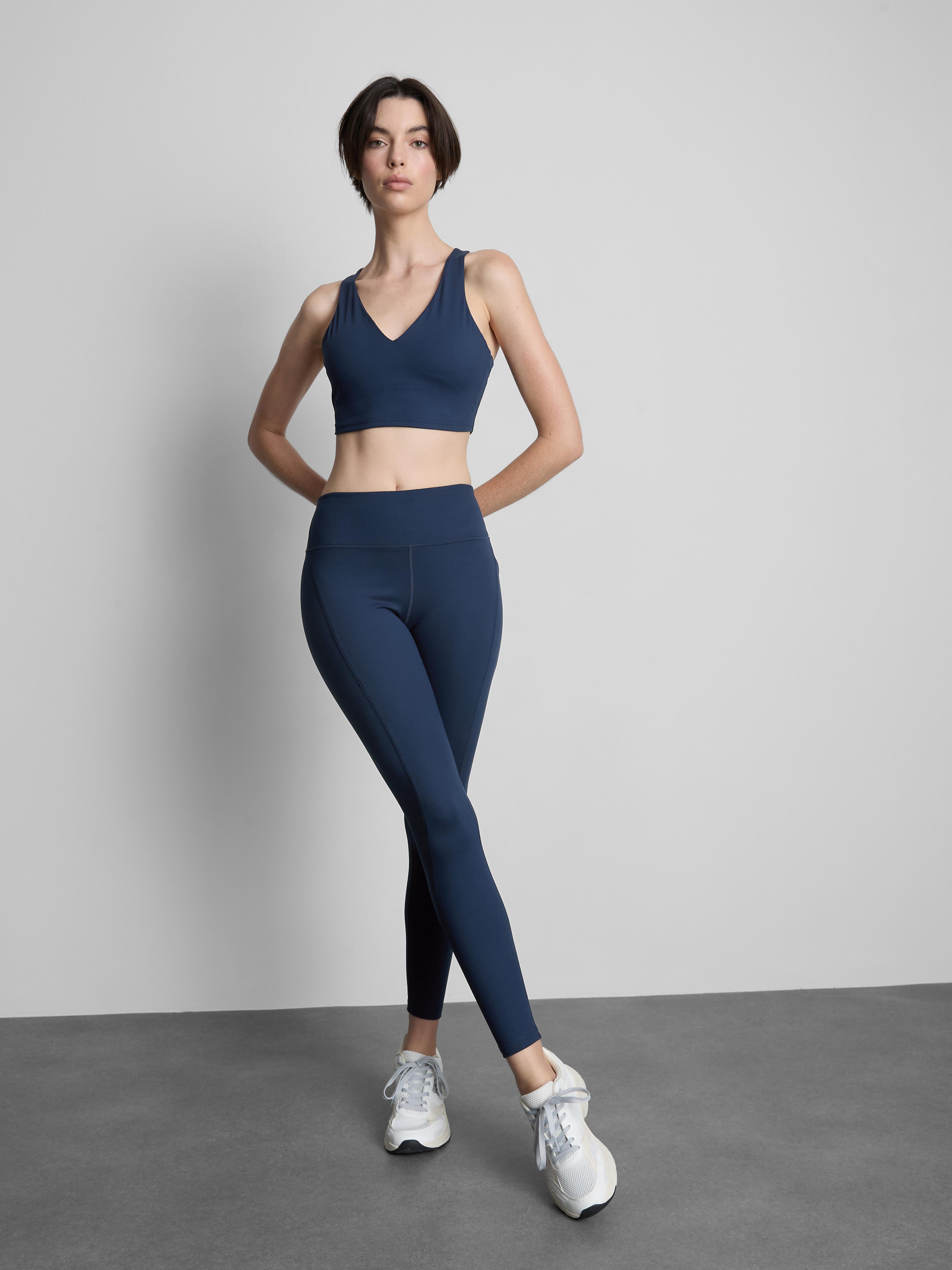 Krótki sportowy top z dekoltem w serek Granatowy