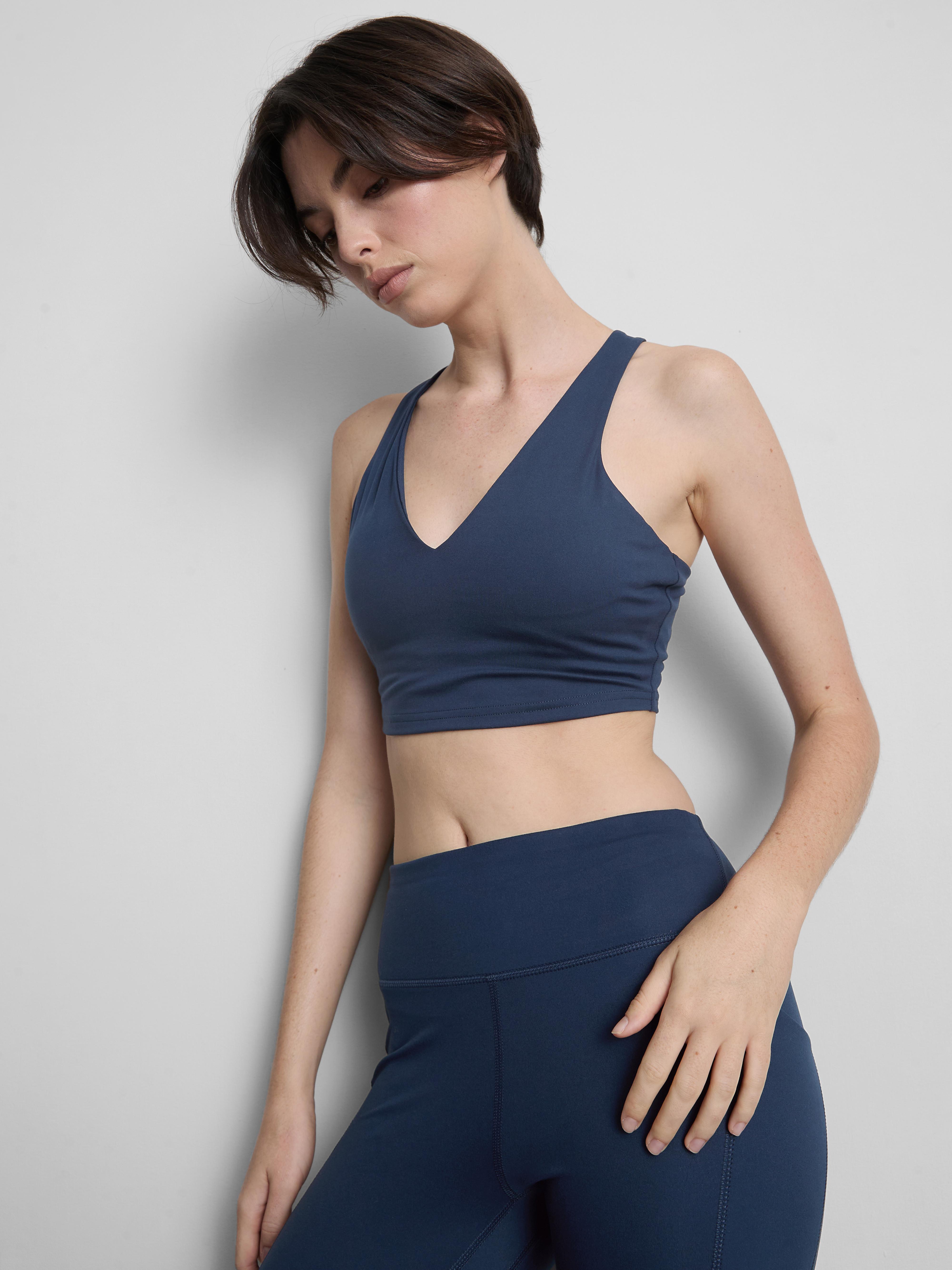 Kratek športni top z V-izrezom in zoženim hrbtom