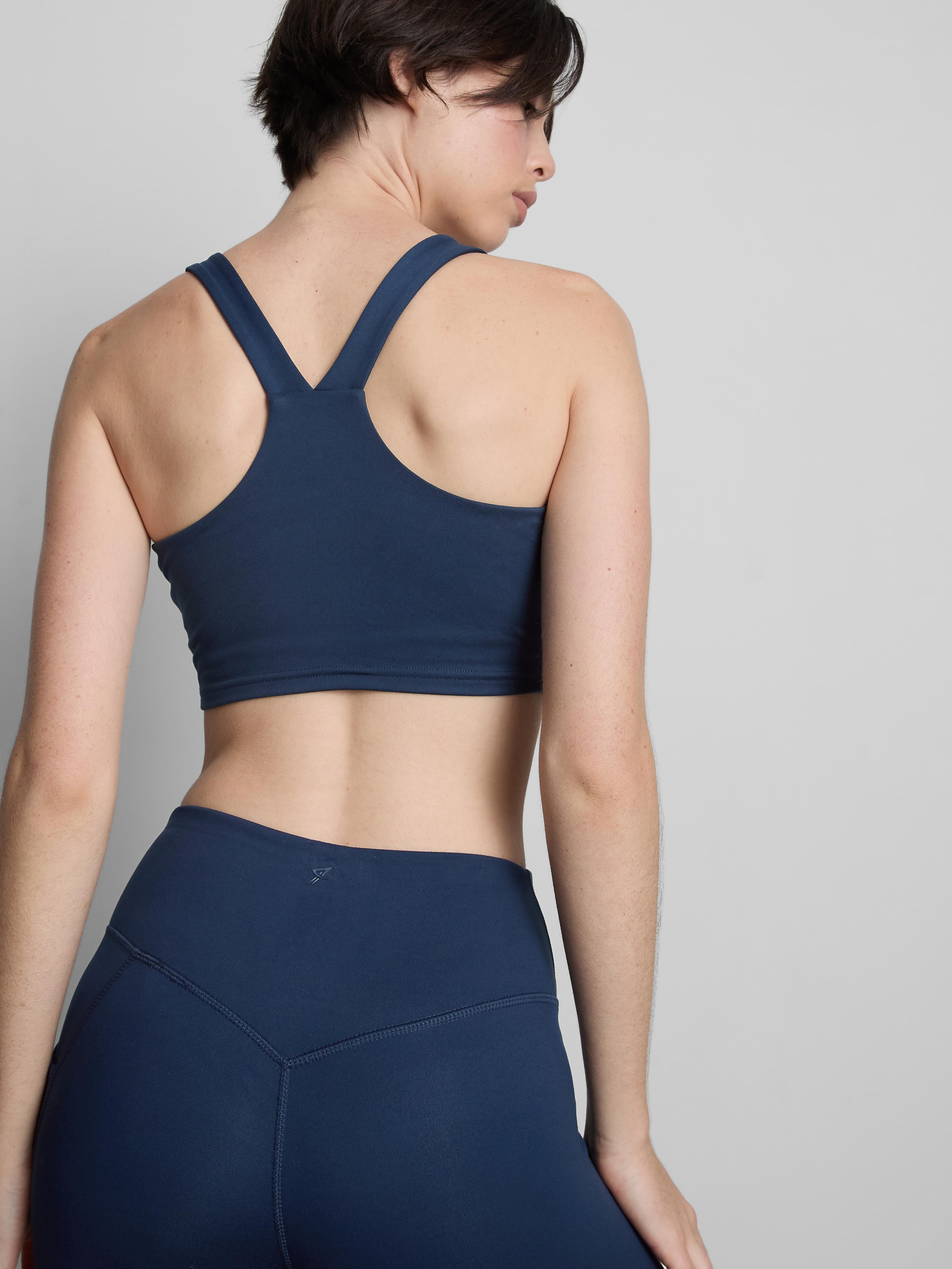 Kratek športni top z V-izrezom in zoženim hrbtom