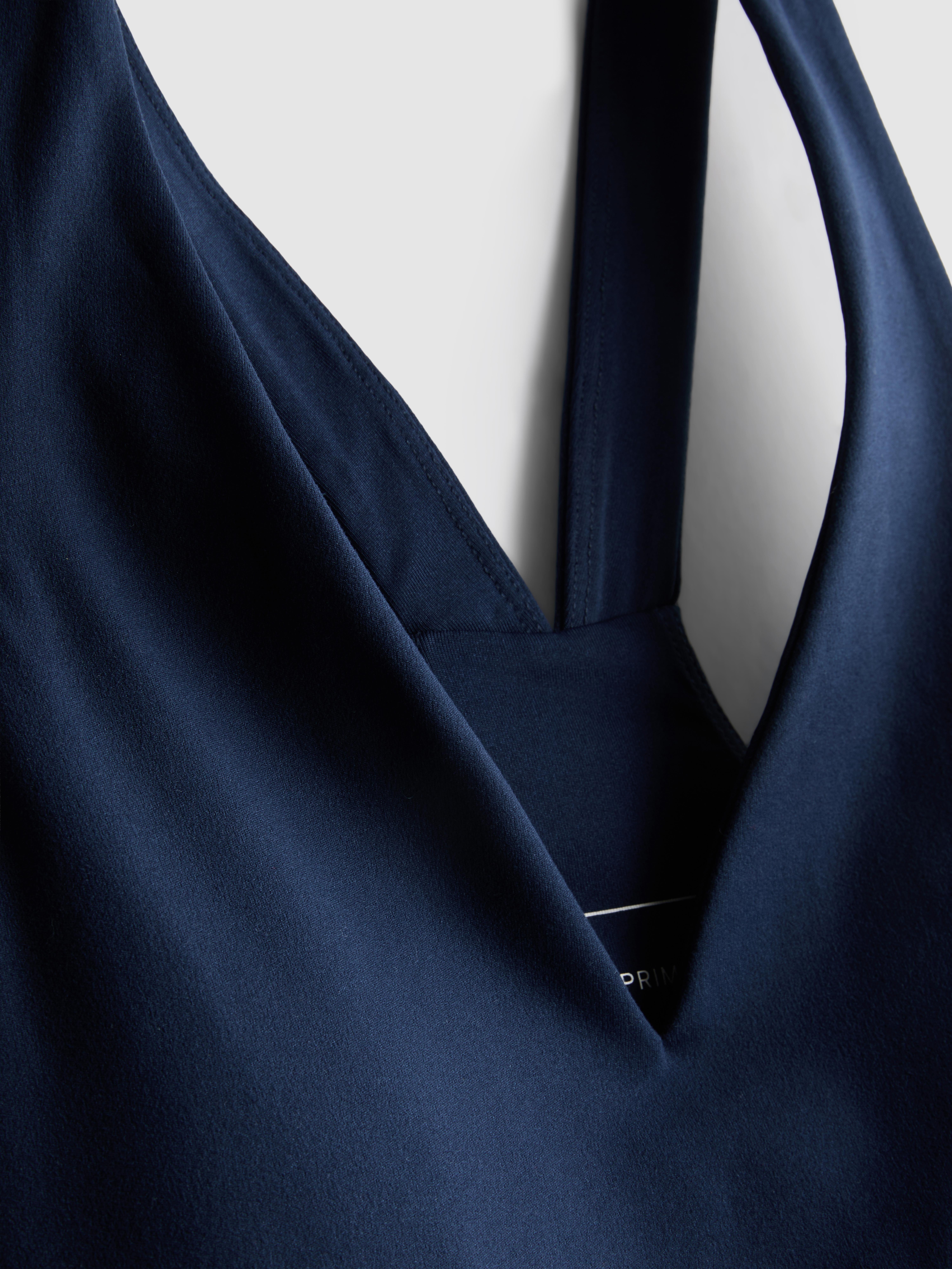 Kratek športni top z V-izrezom in zoženim hrbtom