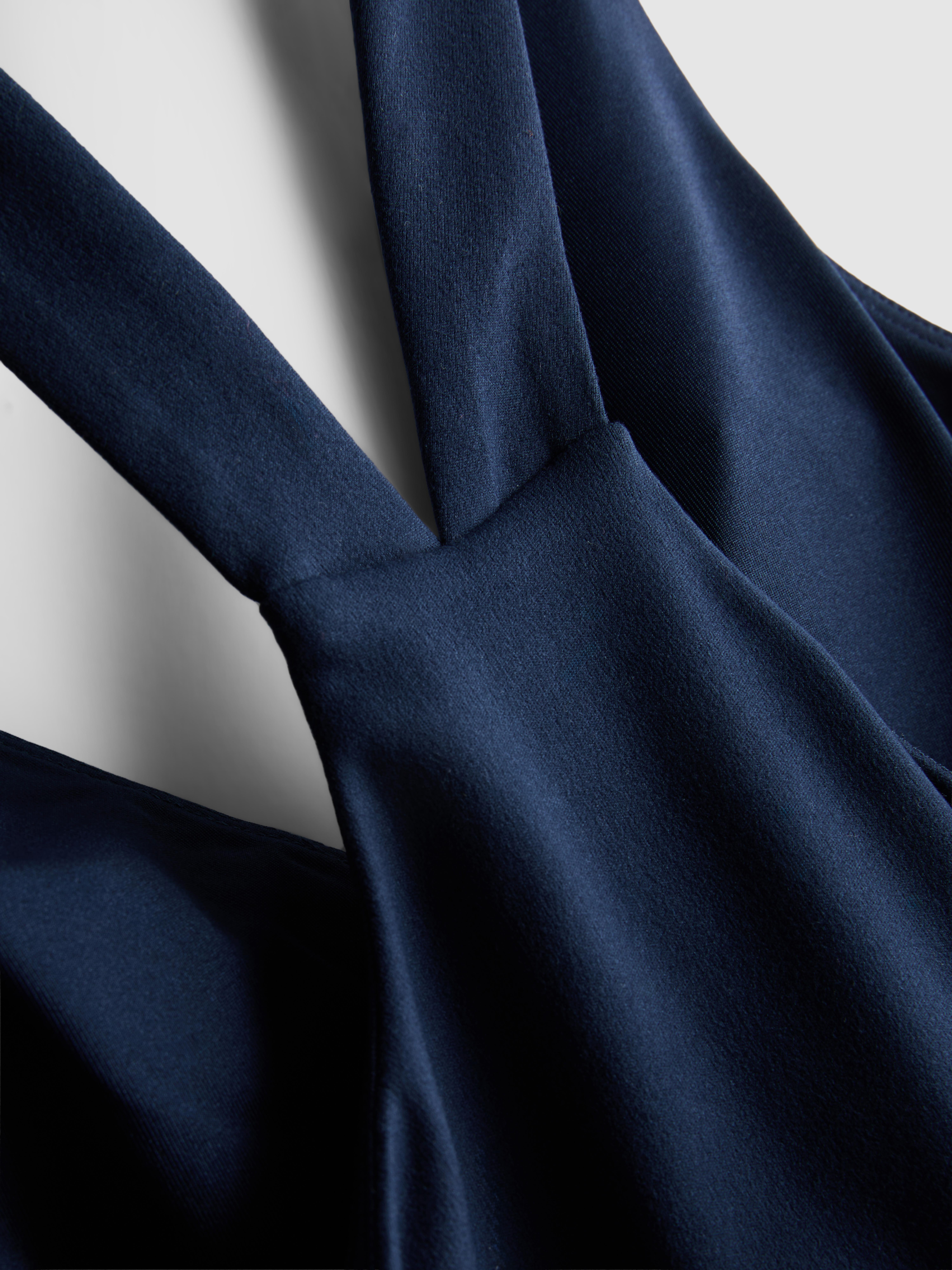 Kratek športni top z V-izrezom in zoženim hrbtom