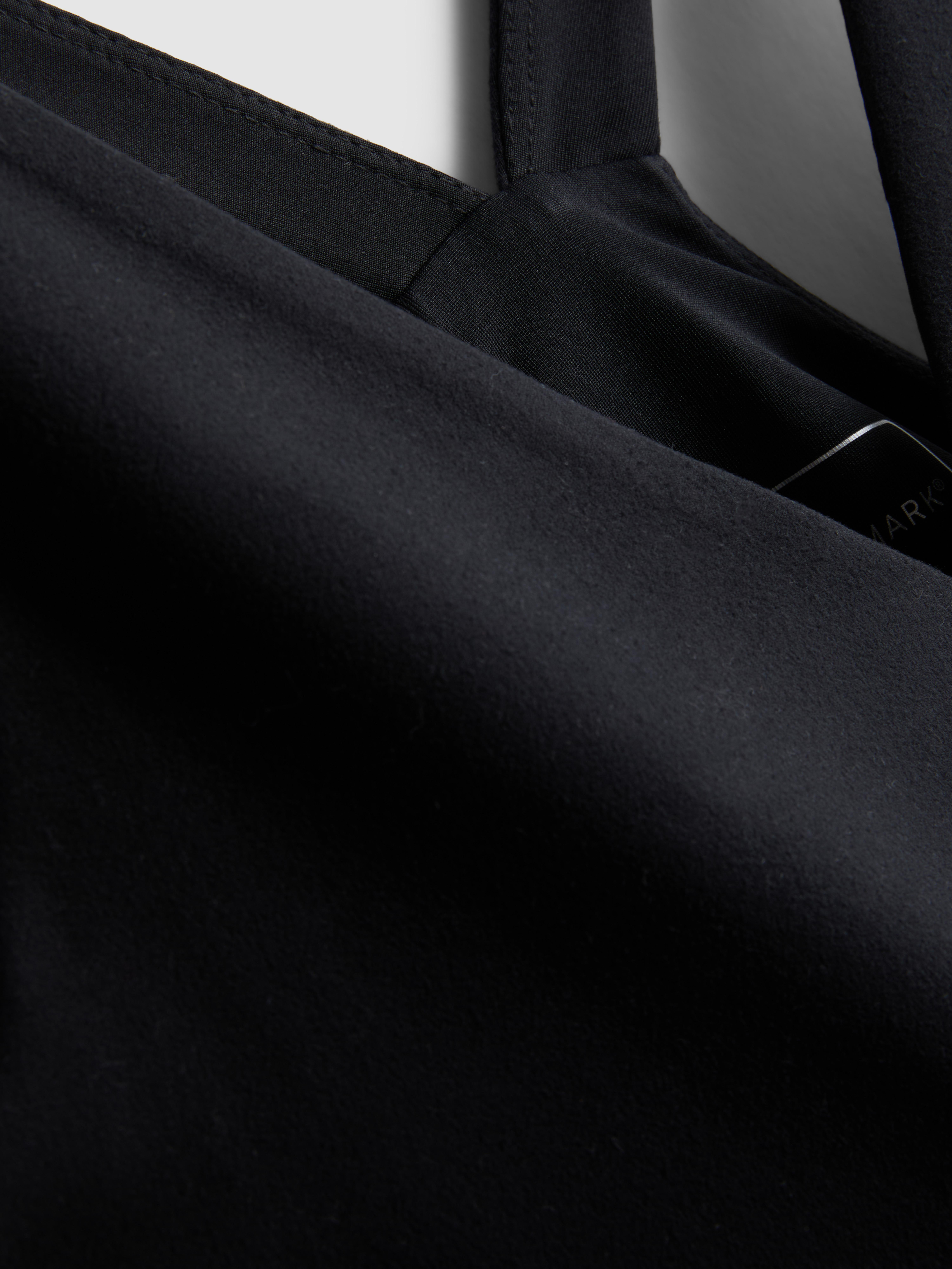 Top corto deportivo con cuello de pico y sujeción suave