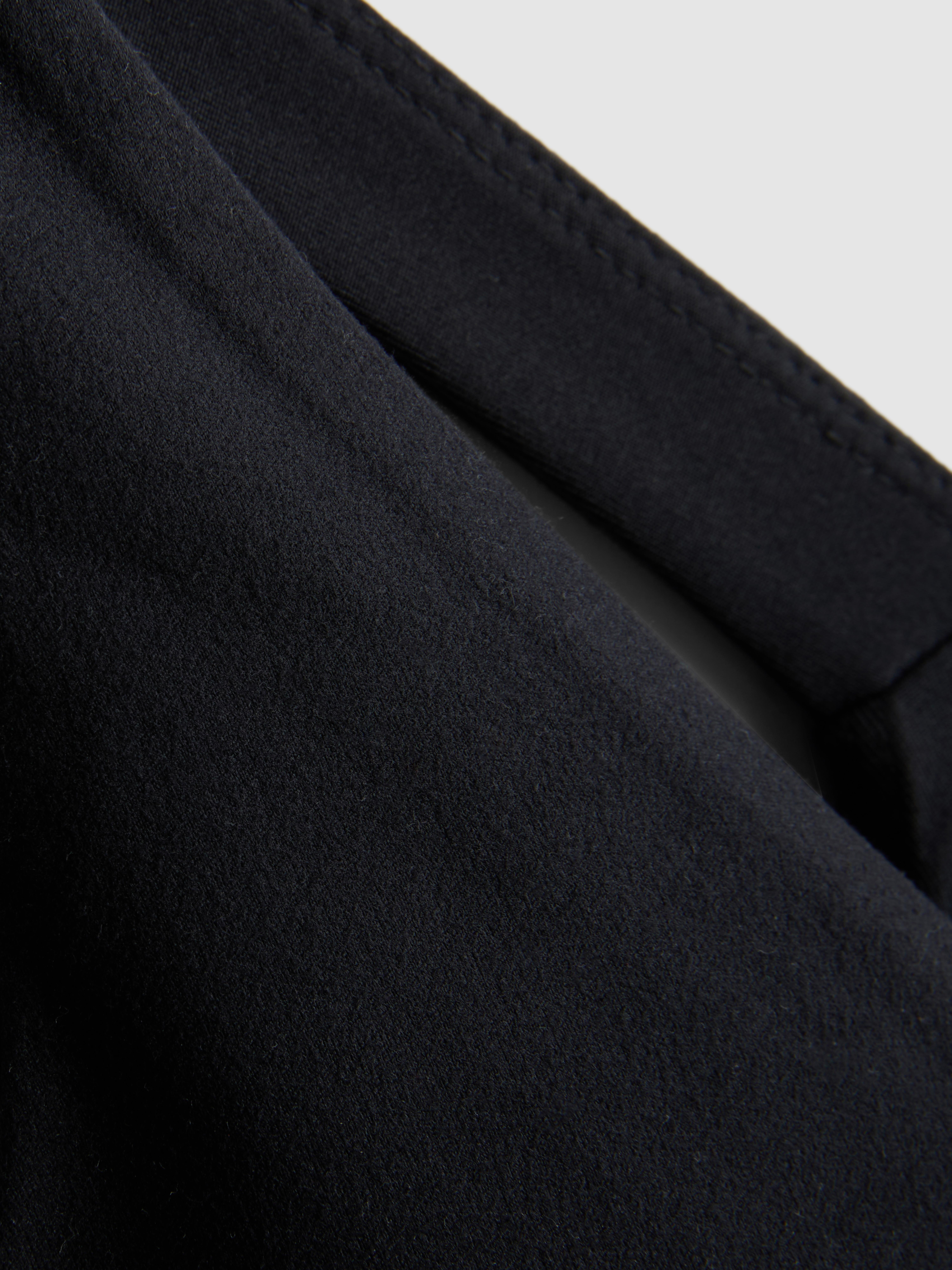 Top corto deportivo con cuello de pico y sujeción suave