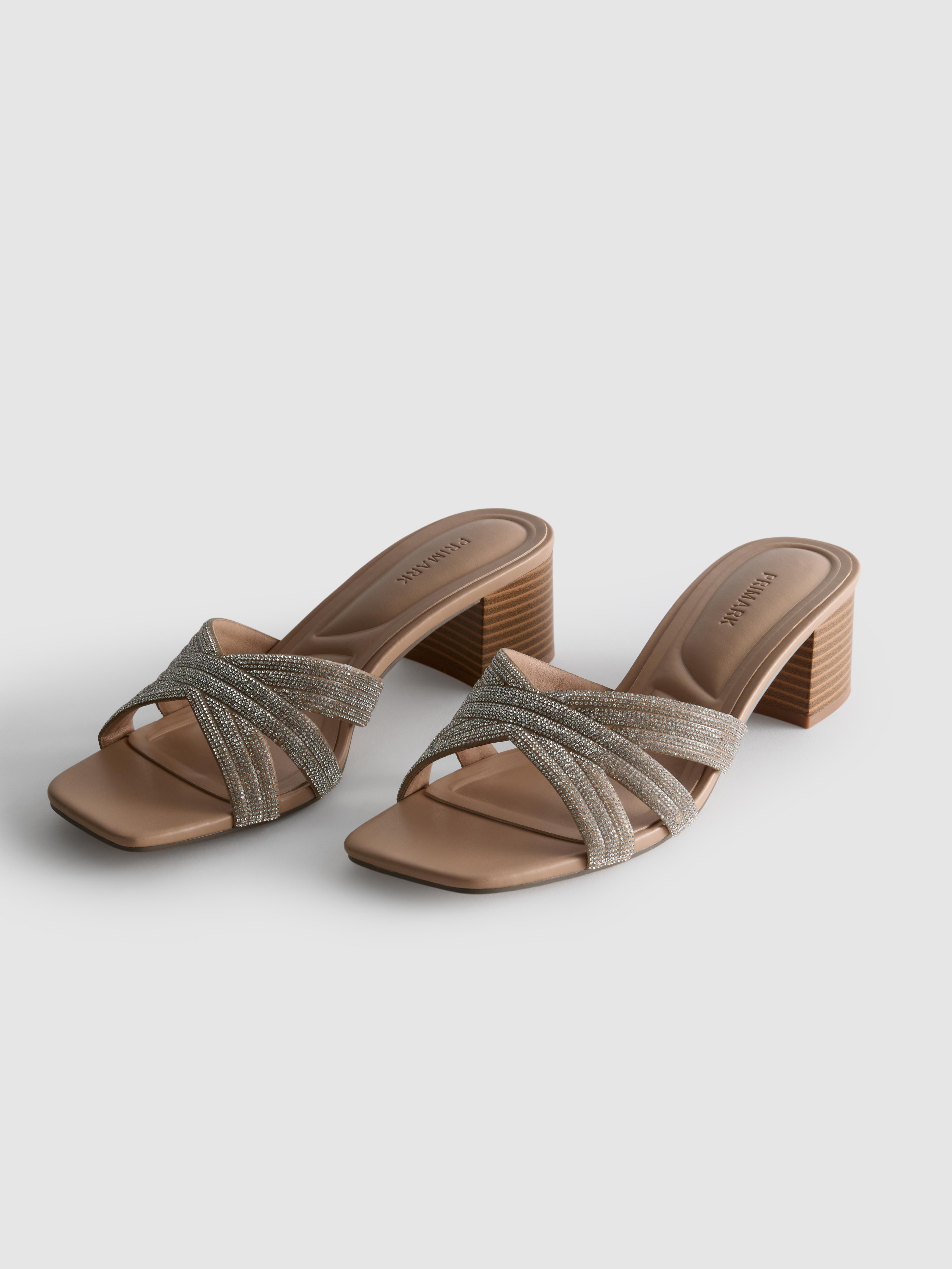 Mules mit verziertem Kreuzriemen und Blockabsatz