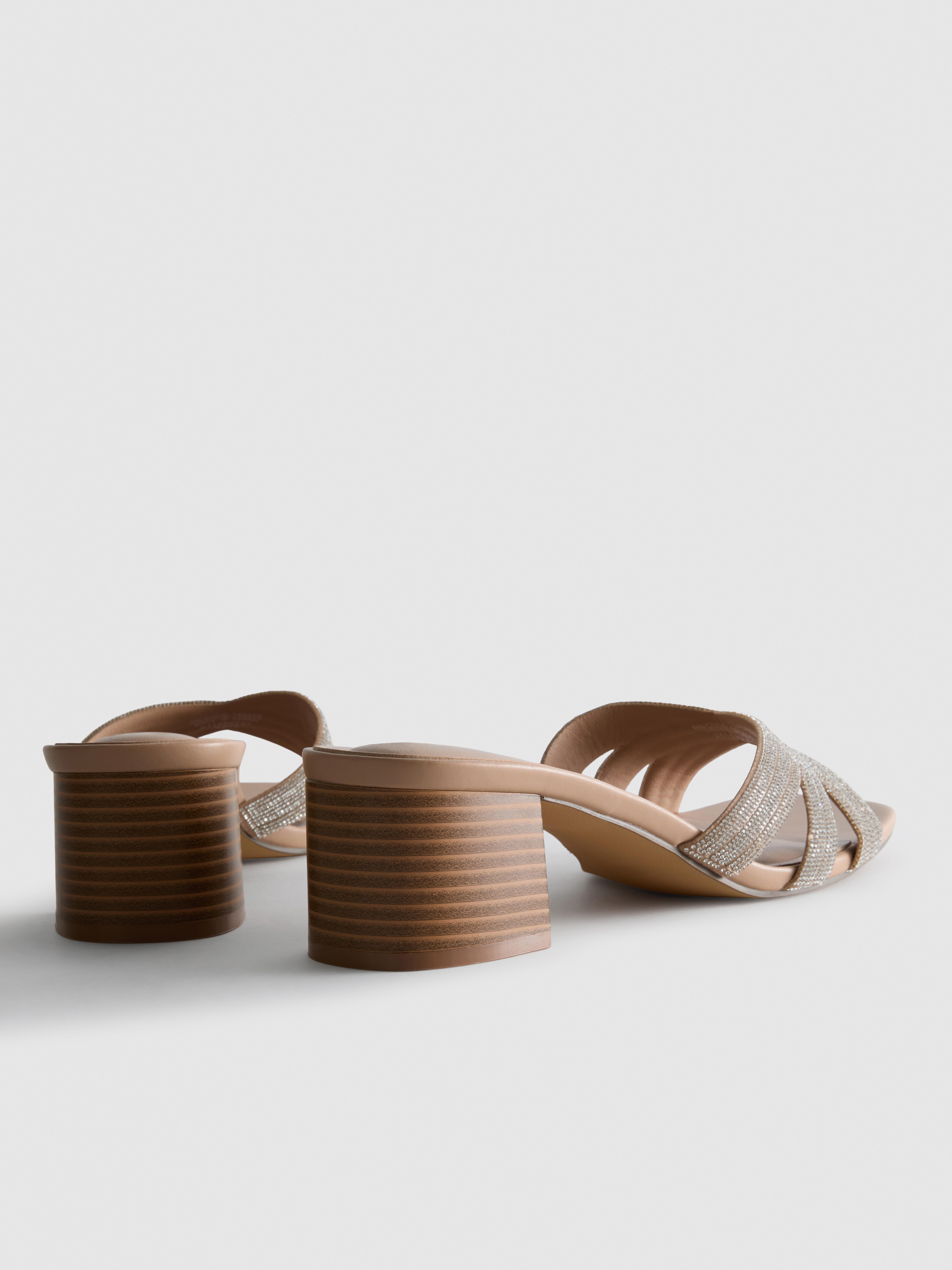 Mules mit verziertem Kreuzriemen und Blockabsatz