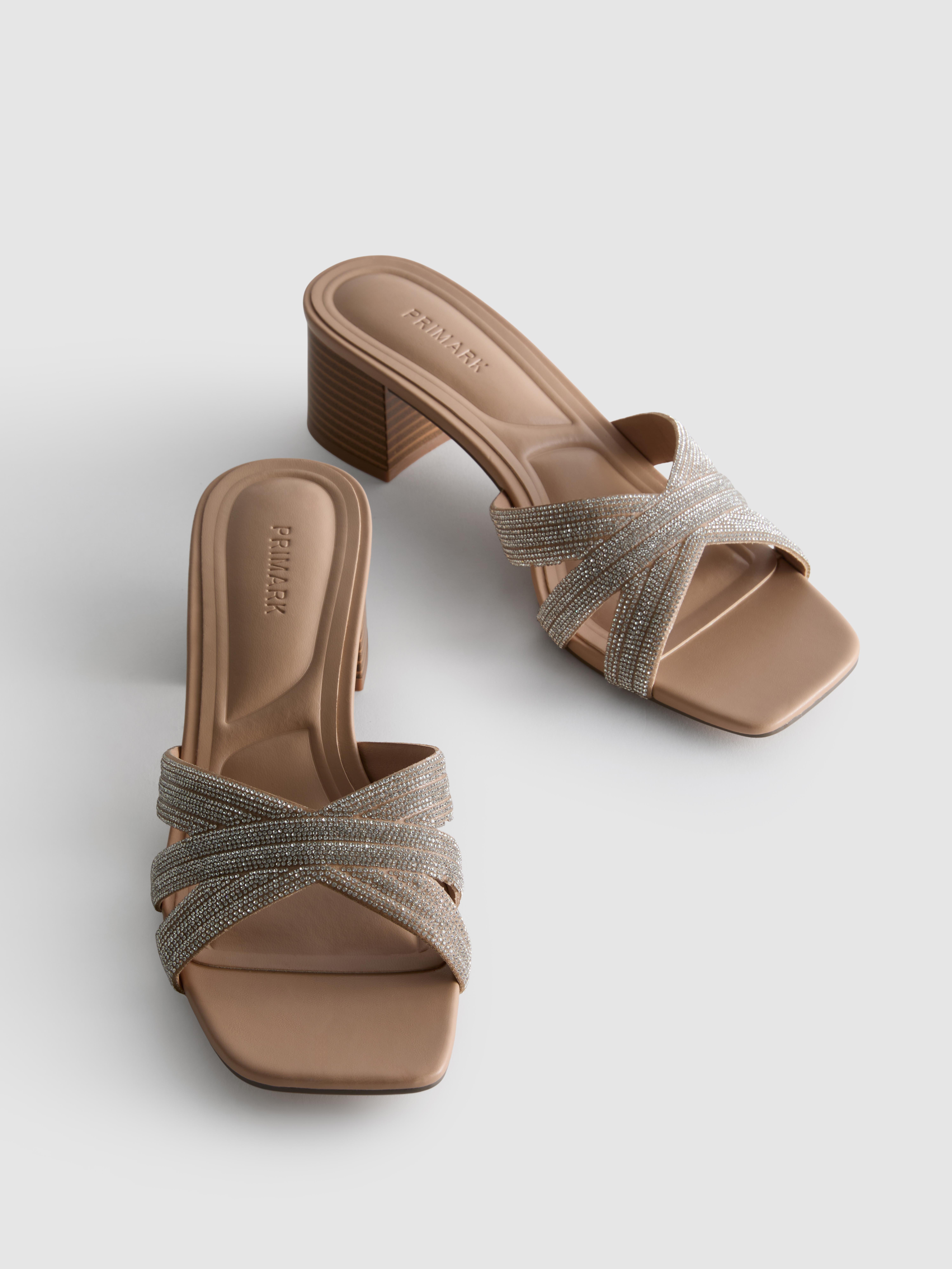 Mules mit verziertem Kreuzriemen und Blockabsatz