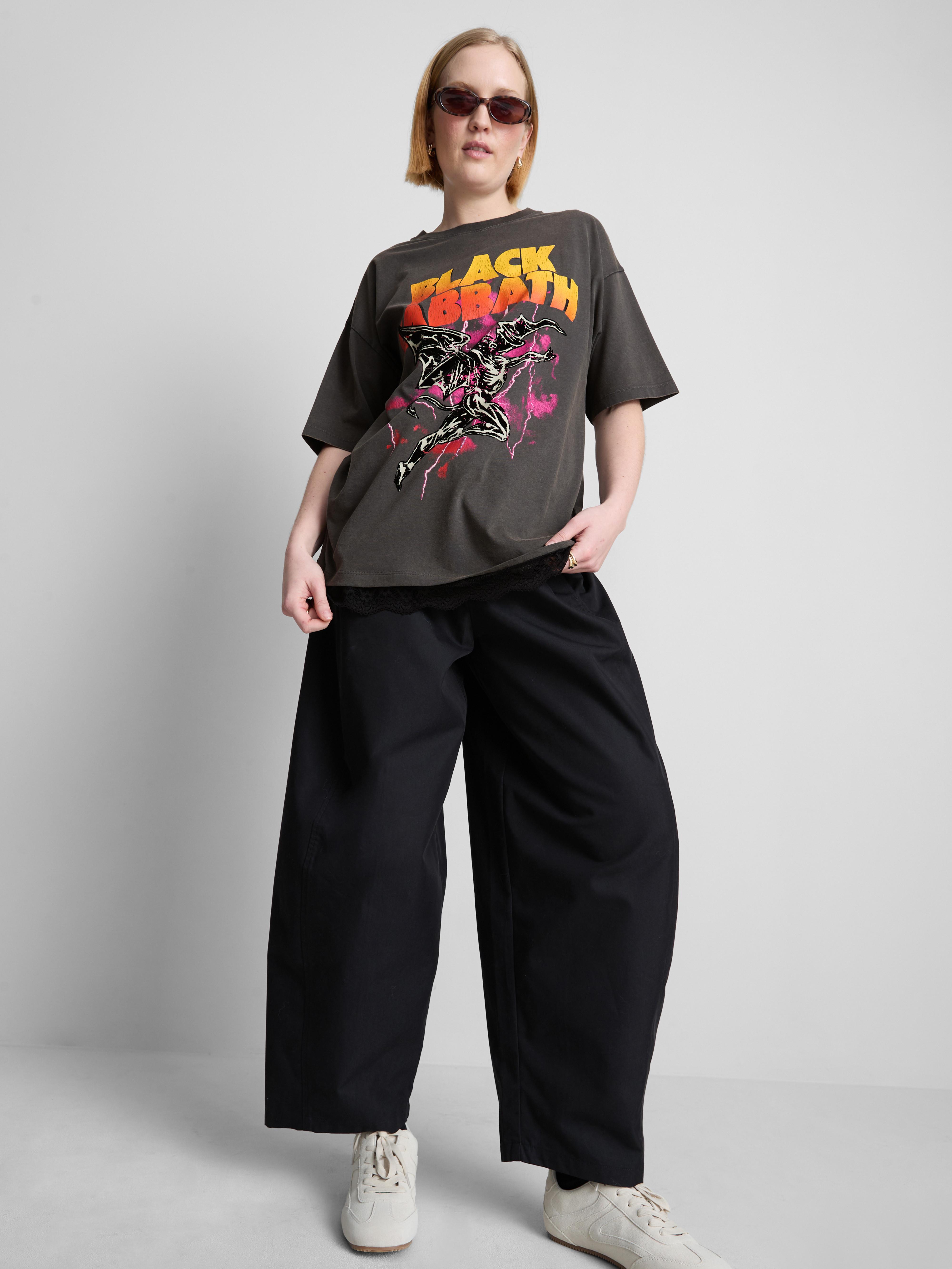 Oversized „Black Sabbath“ T-Shirt mit Spitzenbesatz
