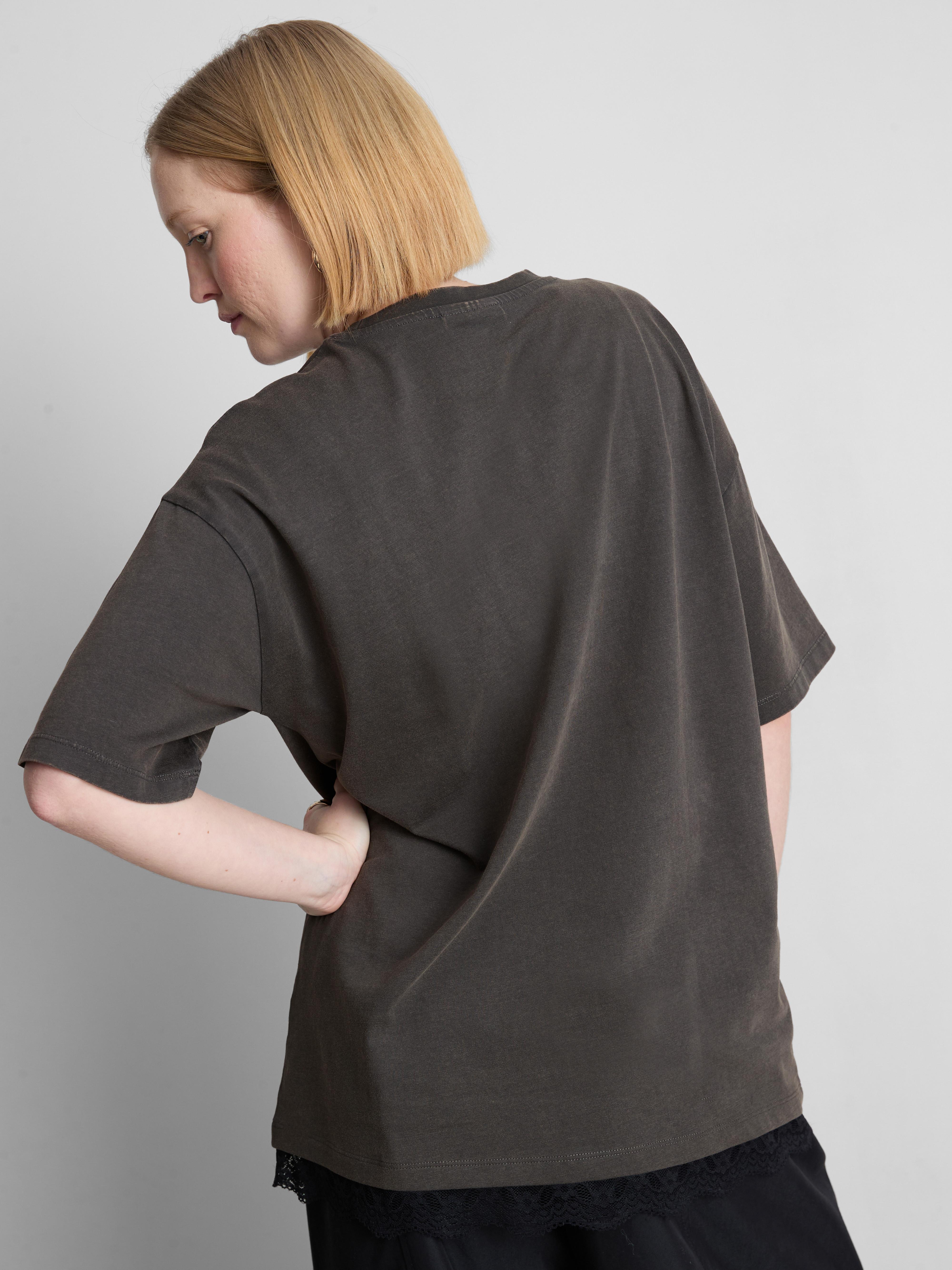 Oversized „Black Sabbath“ T-Shirt mit Spitzenbesatz
