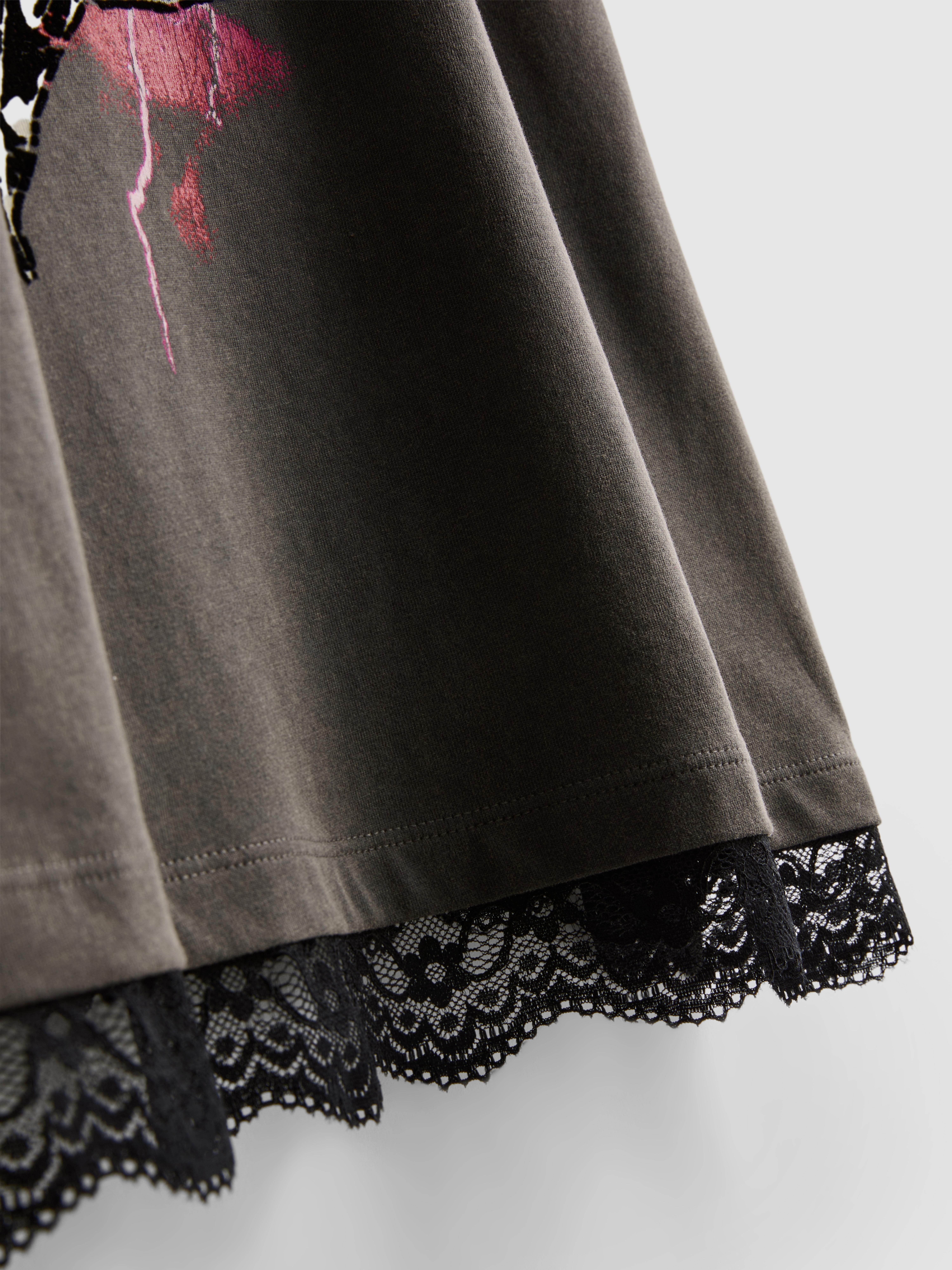 Oversized „Black Sabbath“ T-Shirt mit Spitzenbesatz