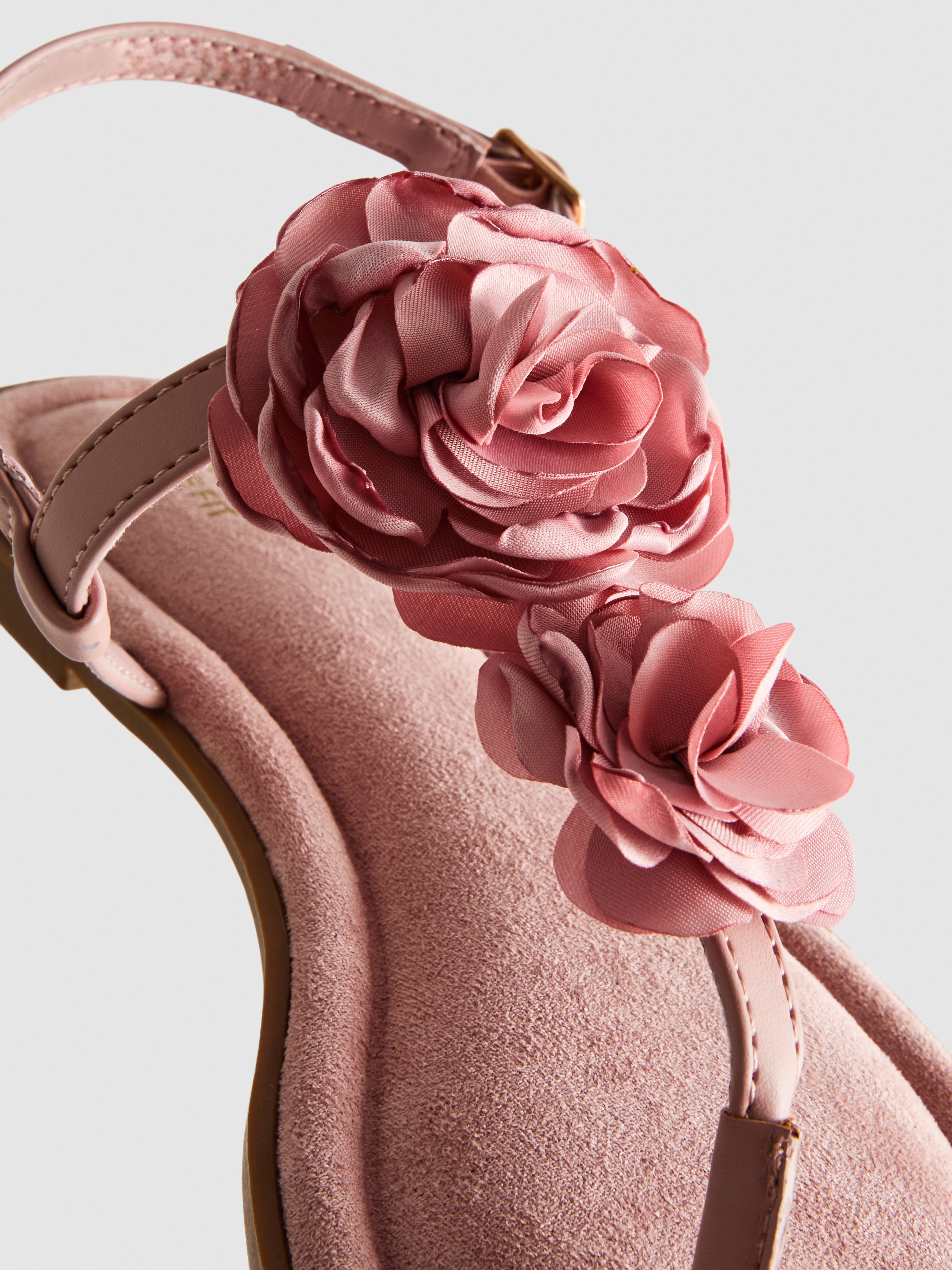 Sandálias apliques florais modelo largo
