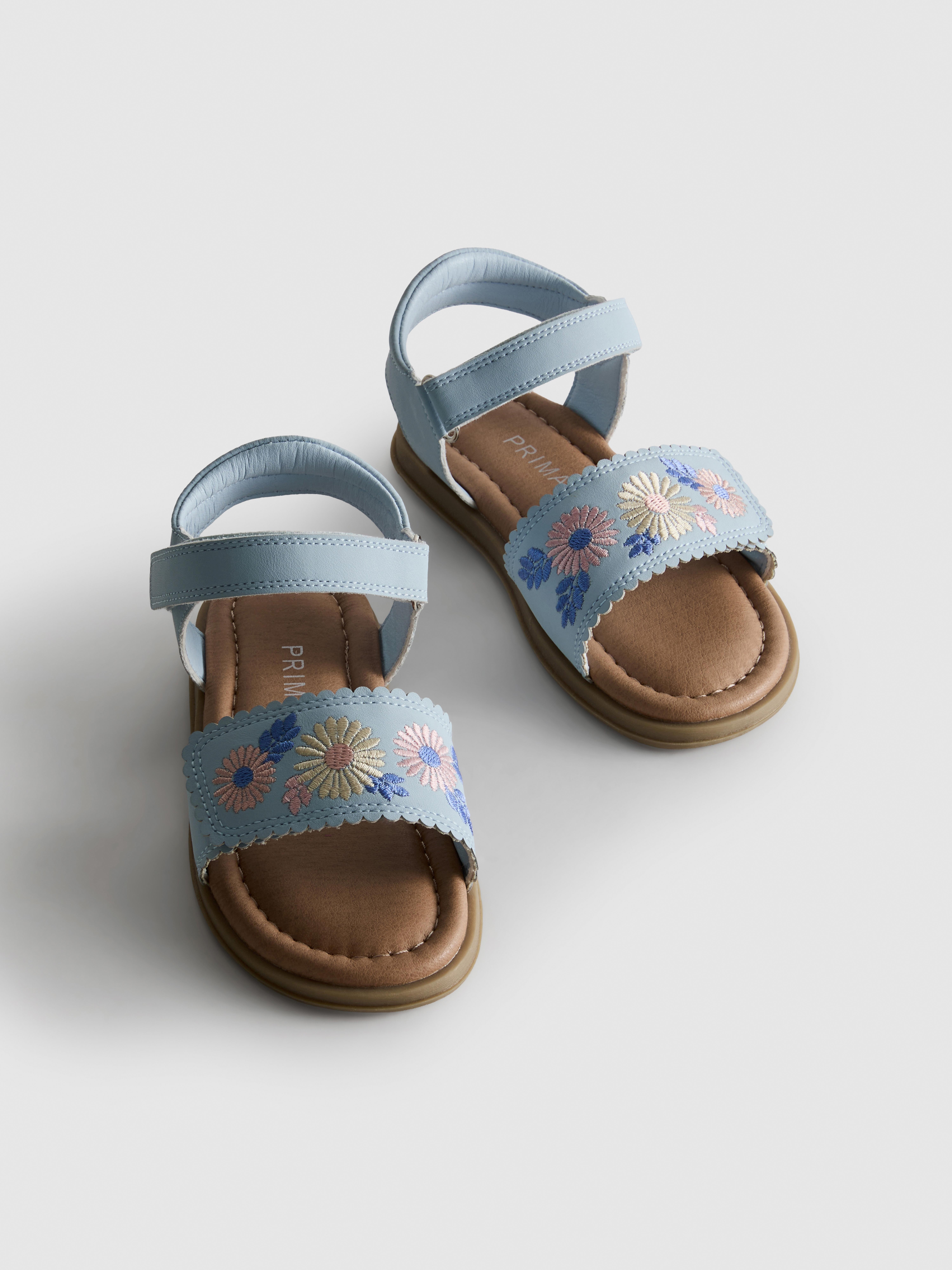 Sandalias con flores bordadas
