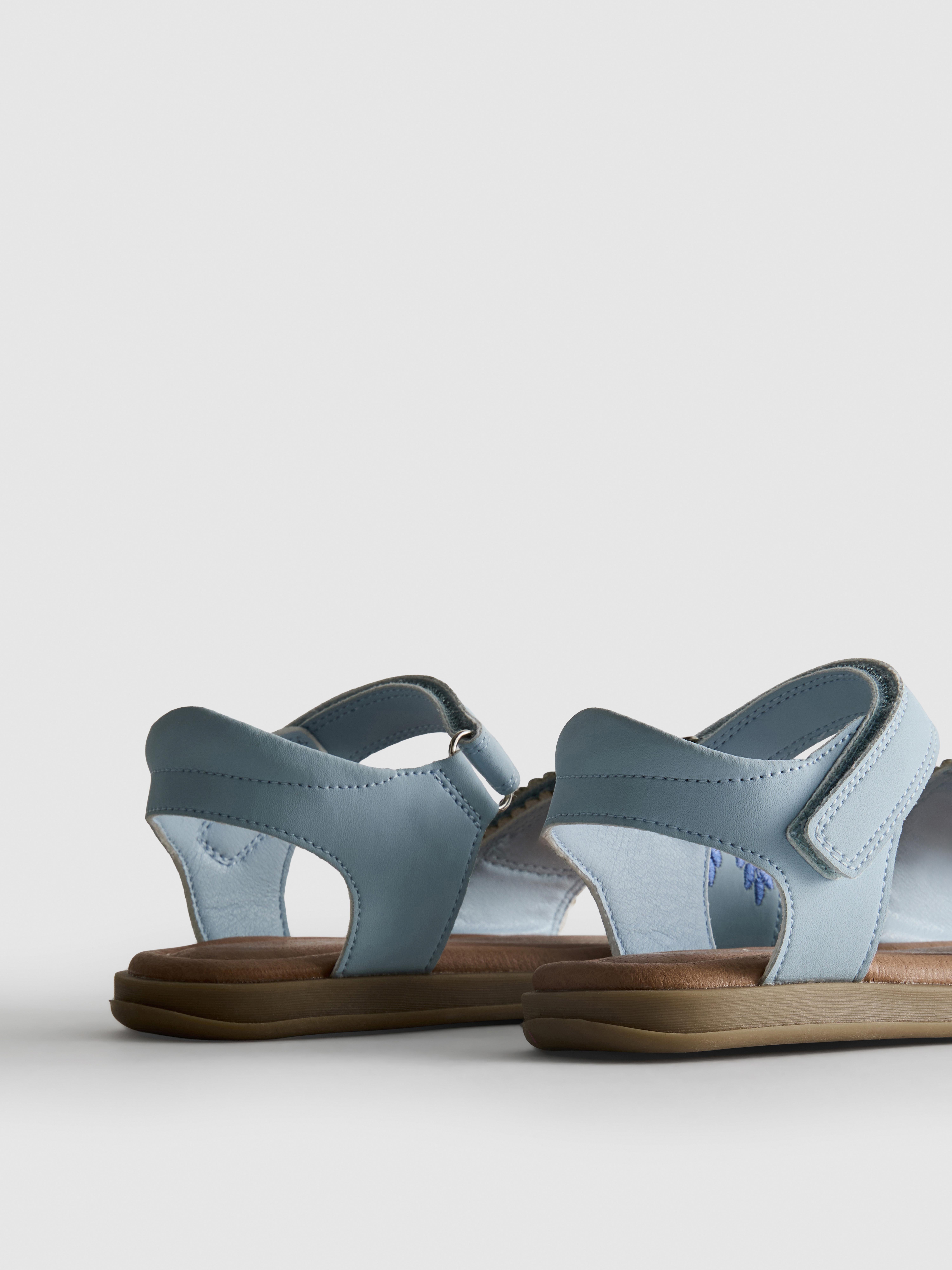 Sandalias con flores bordadas